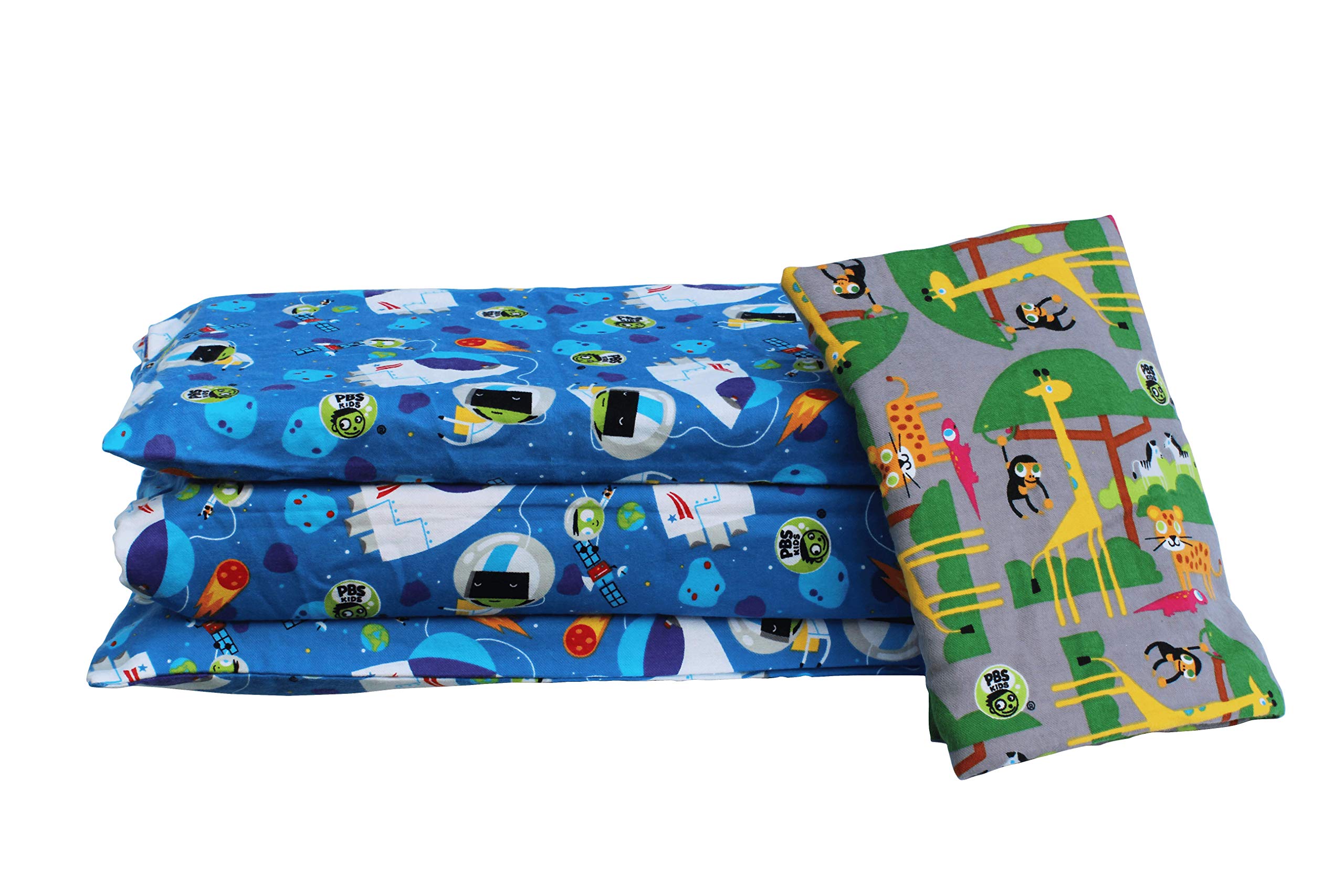 KinderMat + PBS zestaw przygodowy dla dzieci – pełna mata do drzemki i 2 nadające się do prania pokrowce – 120 x 56 cm, edycja specjalna – impreza Safari i odkrywacz kosmiczny – zestaw ekonomiczny idealny do przedszkola i gospodarstw domowych