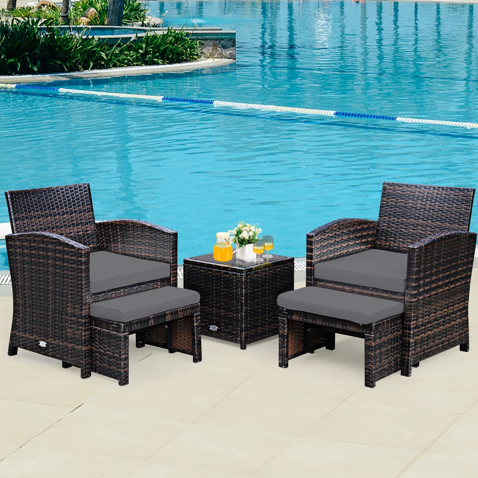 GOPLUS Mobiliario de jardín de 5 piezas, de ratán sintético, conjunto de muebles de jardín compuesto por 1 mesa, 2 sillas y 2 otomanas, cojines con funda extraíble y lavable, bar, terraza (gris)