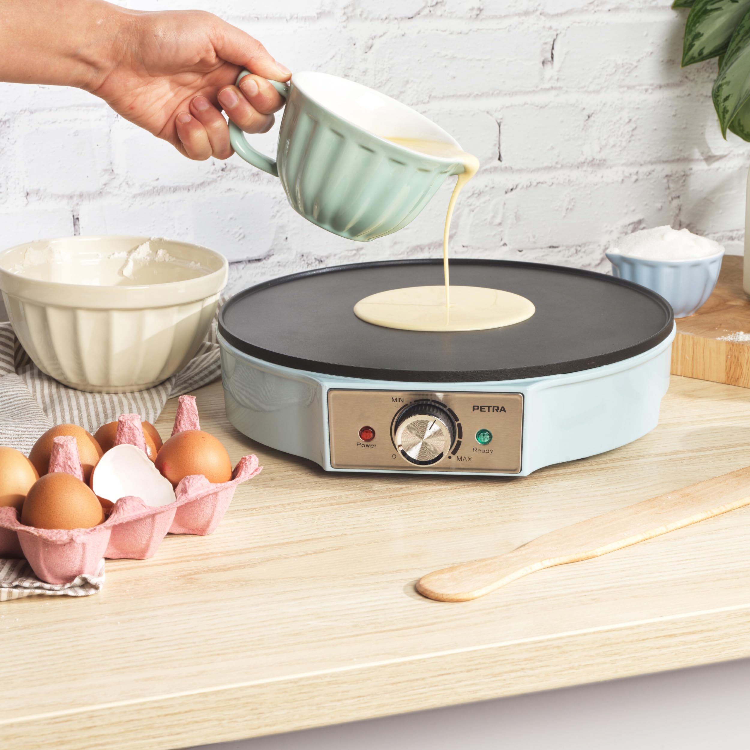 Petra Crêpière Électrique 1200W, Machine à Crêpes avec Plaque Antiadhésive 30cm, Grande Plaque Chauffante avec Température Réglable, Accessoires en Bois Inclus, Garantie 3 Ans