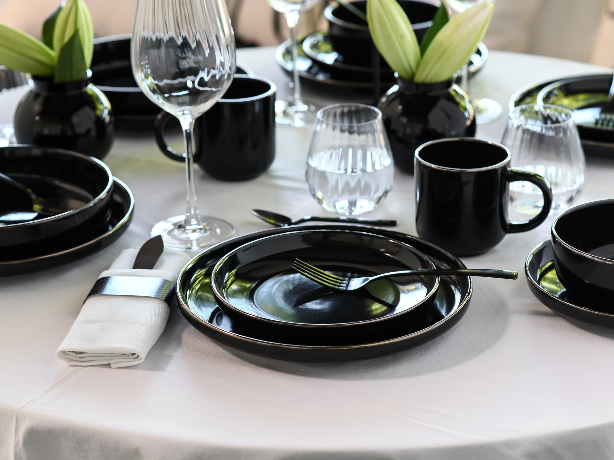 CreaTable, 24786, Serie Nordic Festive Schwarz, 30-teiliges Geschirrset für 6 Personen, Kombiservice aus Steinzeug, spülmaschinen- und mikrowellengeeignet, Qualitätsproduktion