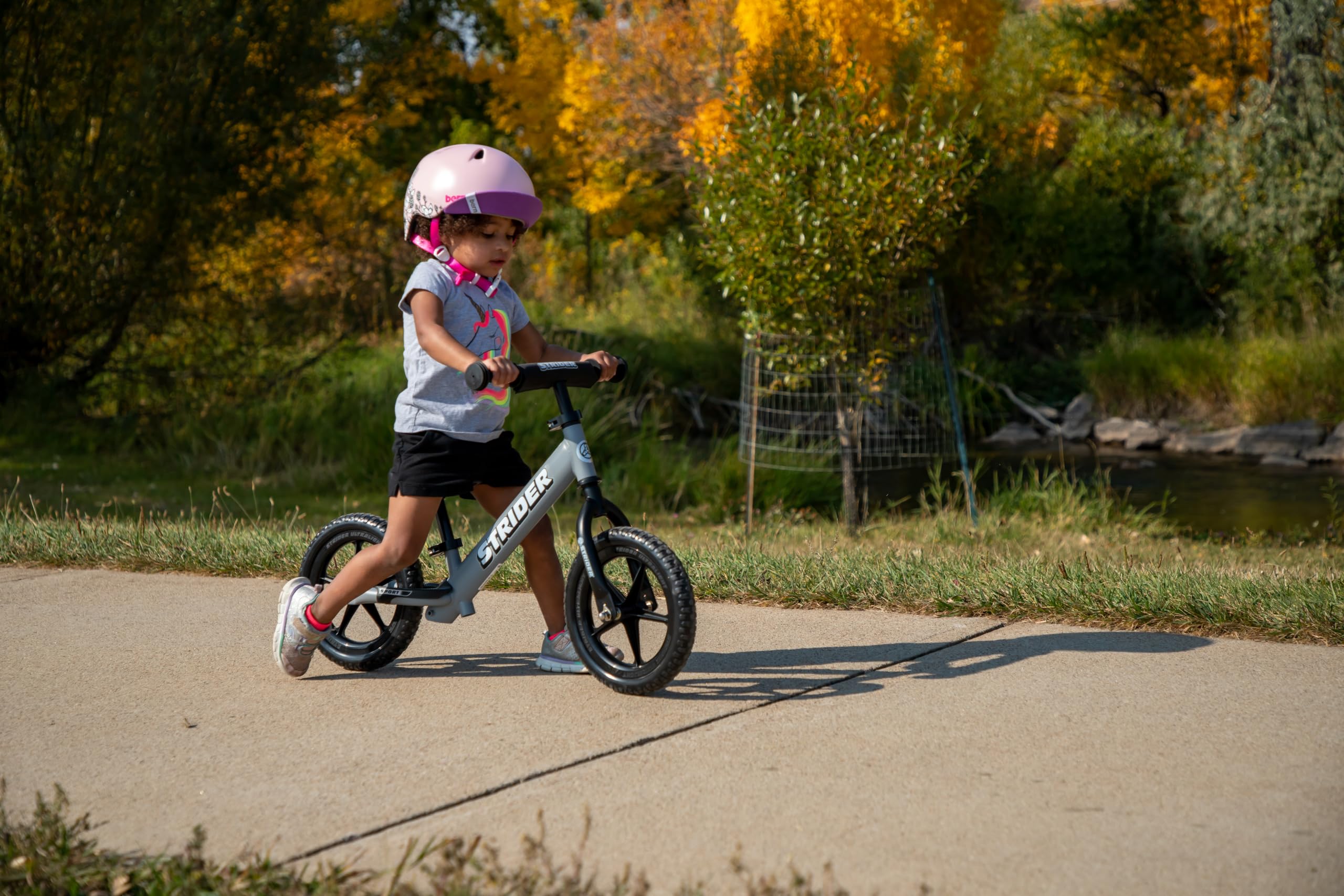 Strider 12 Sport Bike - Fahrrad ohne Pedale für Kinder - Laufrrad ab 1 bis 4 Jahre - Baby Lauflernrad, Ultraleicht, Höhenverstellbarer Sattel, 12 Zoll Räder