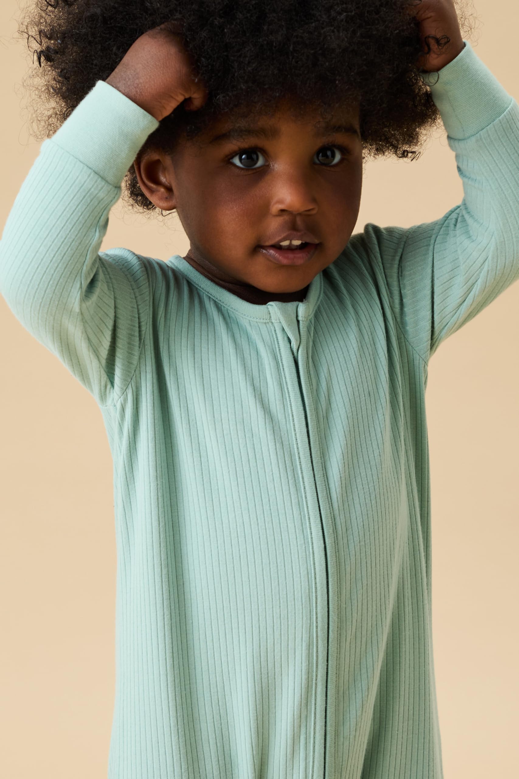 MORI Pijama unisex de canalé con cremallera bidireccional para bebé en color menta - Ropa de dormir cómoda de bambú y algodón orgánico - Pijama para niños pequeños con diseño de pies - 9-12 meses