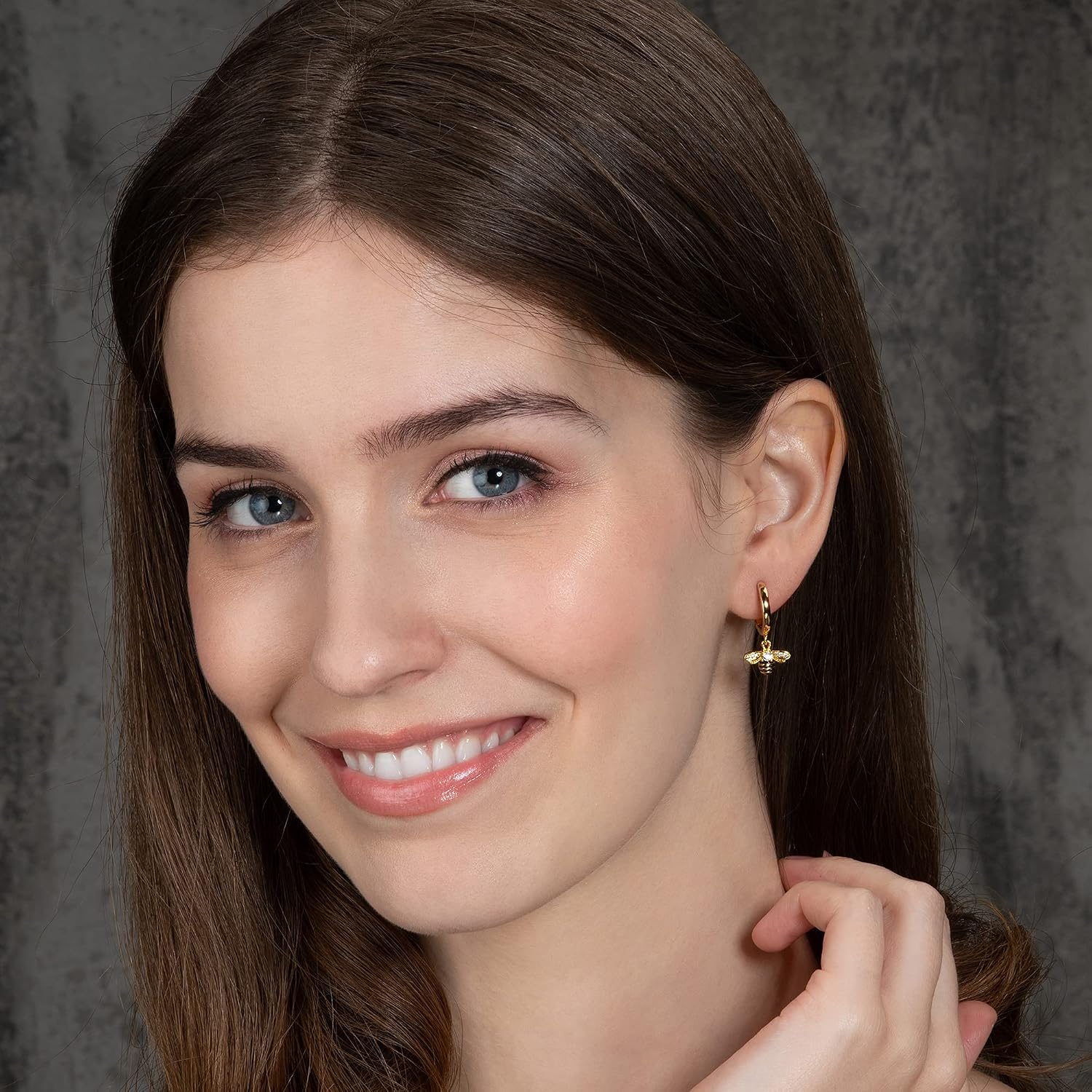 namana Cute Bumble Bee Hoop Earrings for Women, 925 Silver Huggie Hoop Earrings for Women with Bumble Bee Charms