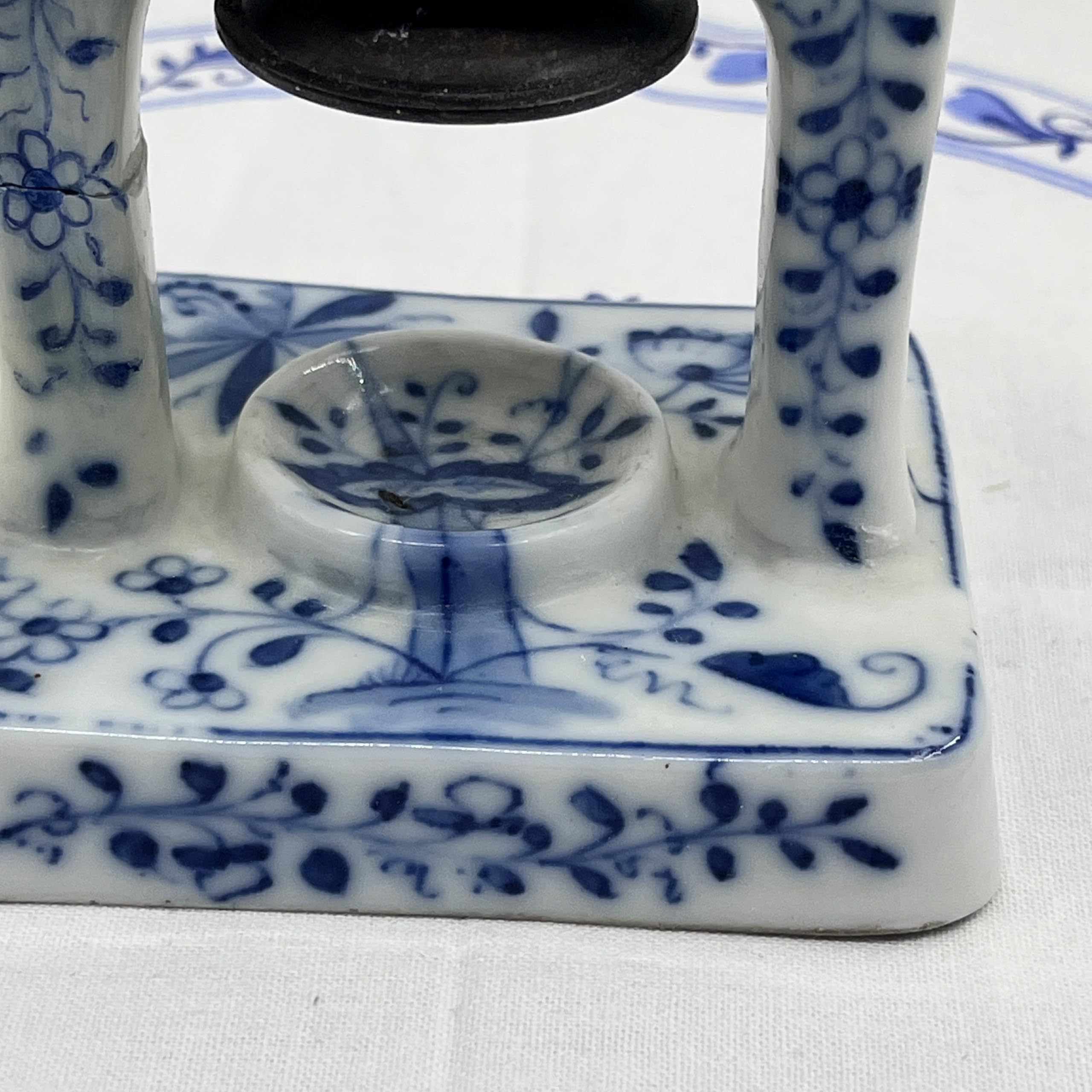 Casse-noisette mécanique antique en porcelaine Motif oignon en fer