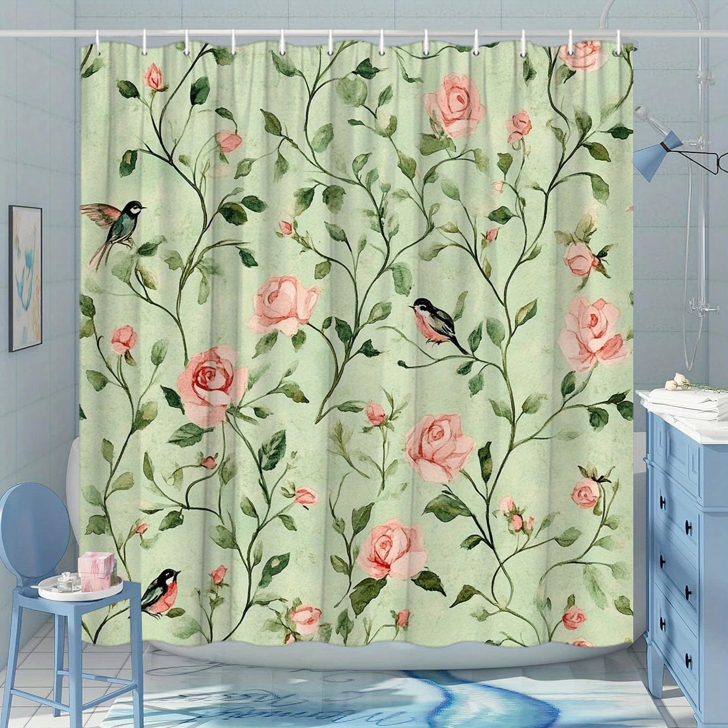 Zasłona prysznicowa z delikatnymi różowymi różami, zielonymi liśćmi, małymi ptakami, dla kapryśnego motywu botanicznego vintage w łazience (138 x 153 cm (szer. x wys.)