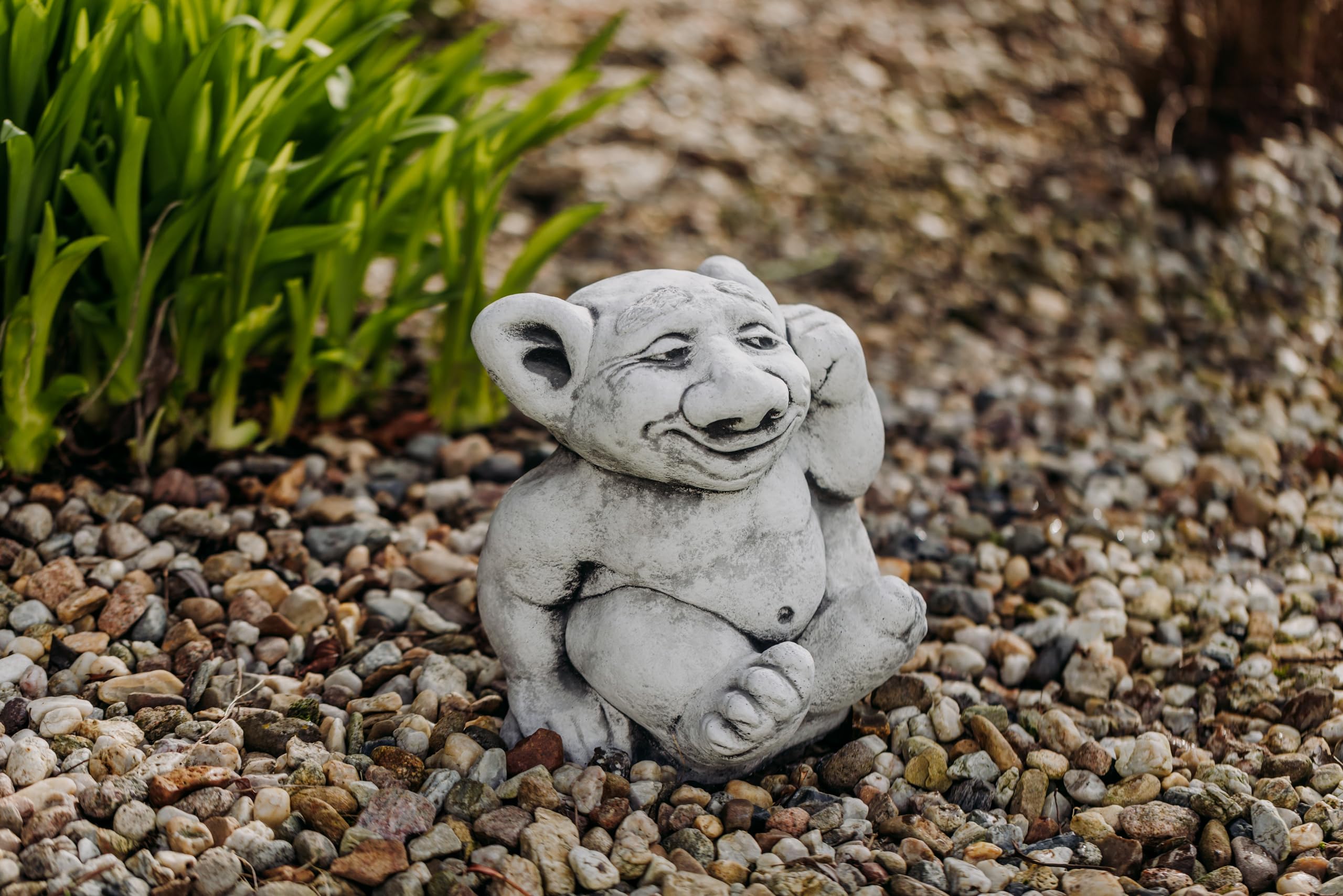gartendekoparadies.de Massive Steinfigur XXL Troll Modell Finger im Ohr Gnom Wichtel Kobold, Höhe 26 cm, Grau, 14 kg, Figur aus Steinguss frostsicher für den Außenbereich