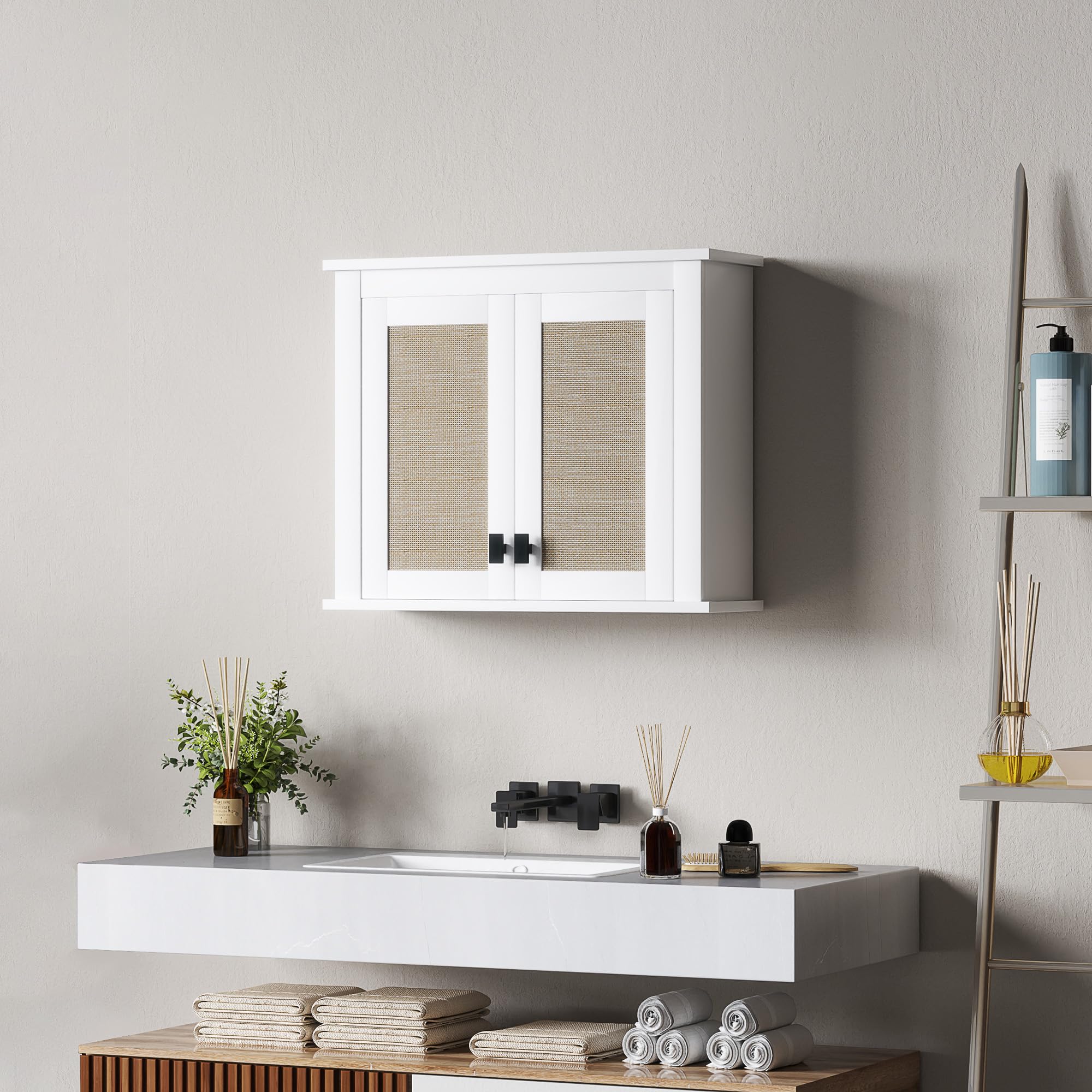 HOMCOM Armario de Pared para Baño Mueble Baño Suspendido 60 cm Blanco | 2 Puertas de Ratán PE, Estante Ajustable, Multiusos, 60x19,5x49,4 cm