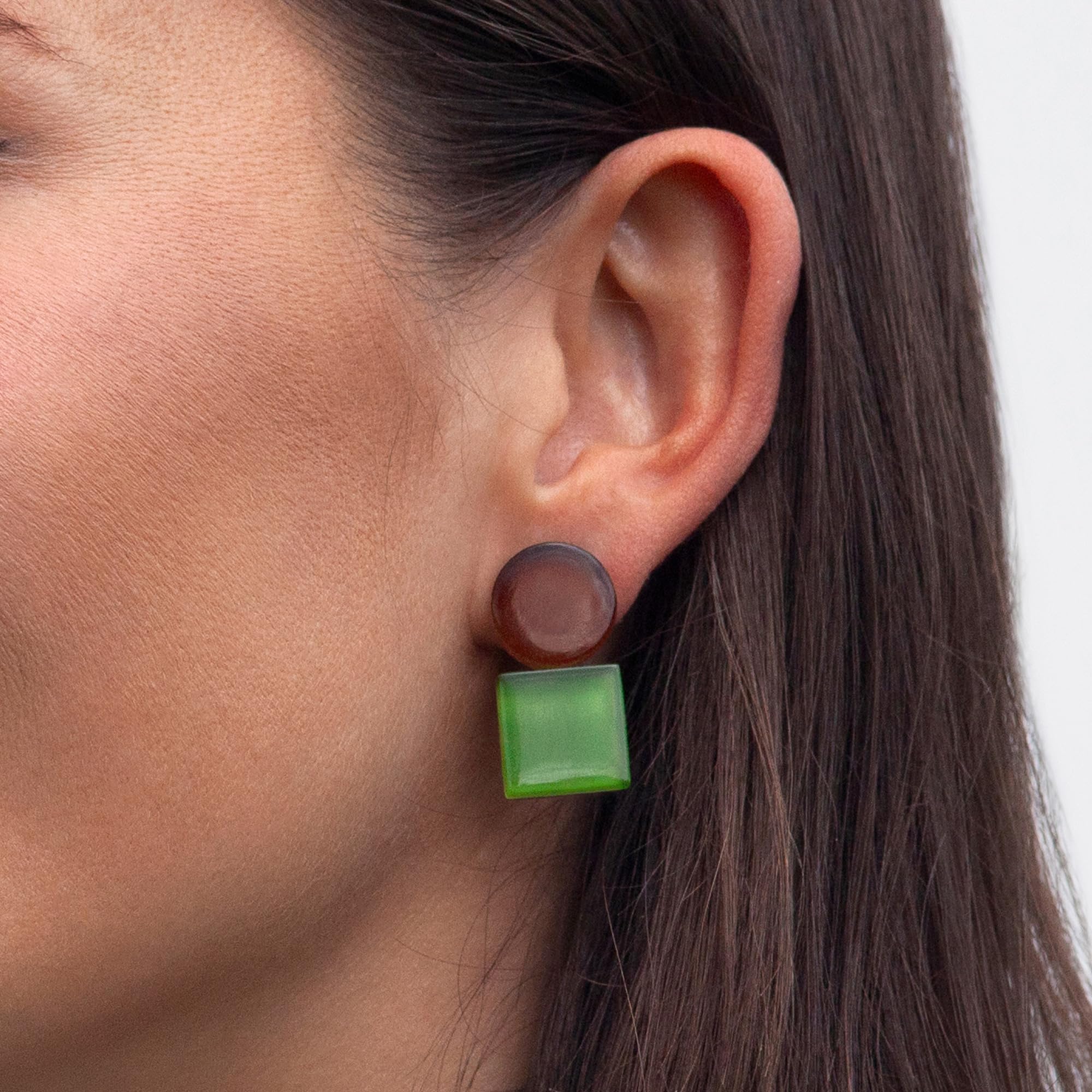 Geometrische Clip Ohrringe ohne Ohrlöcher • Bauhaus Design Ohrclips in 16 Farbvarianten • Statement Schmuck aus Glas • nachhaltig & handgemacht • 30x15x4mm (Kaffeebraun & Grasgrün)