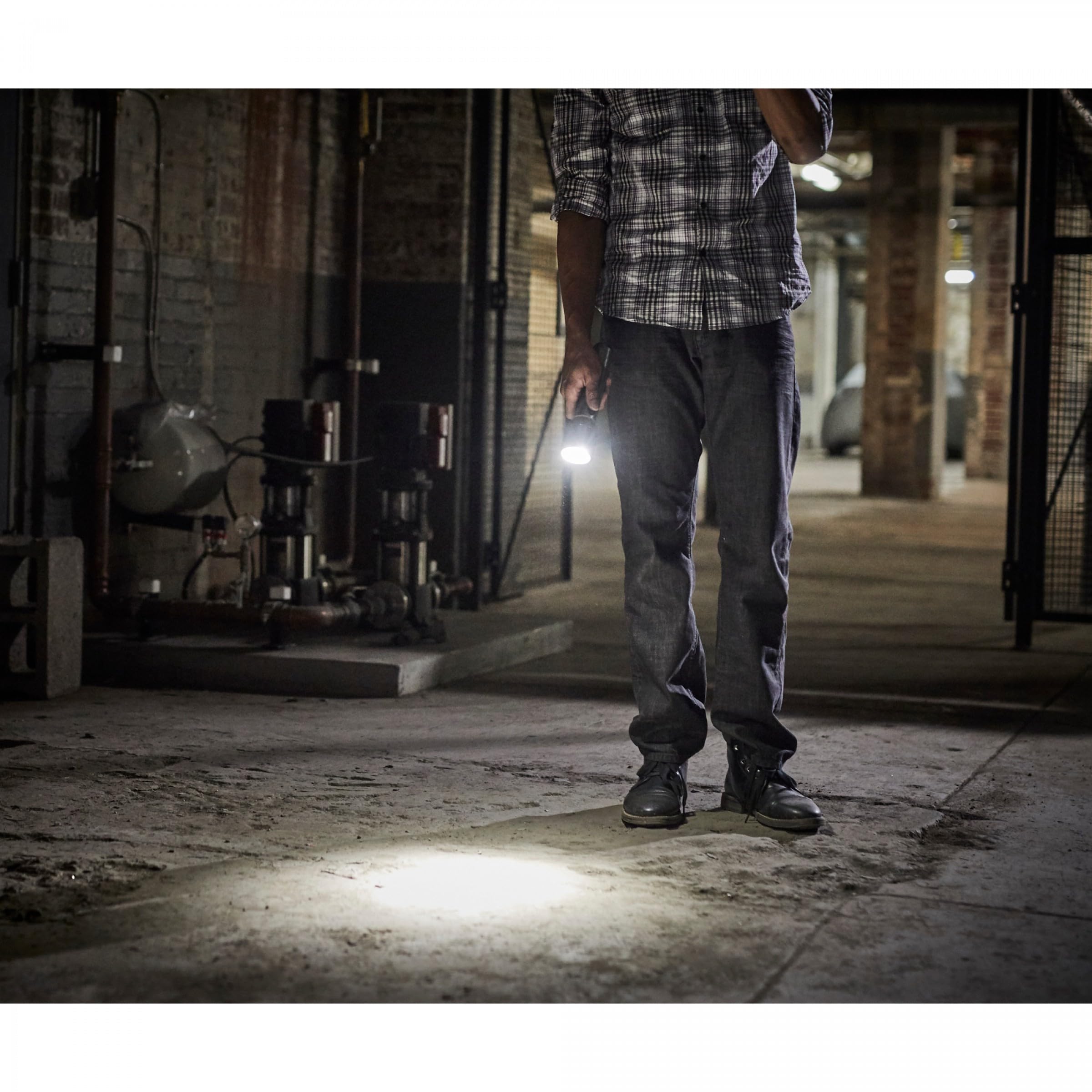 Energizer Lampe torche LED HD 2000 lumens en métal avec 9 piles AA