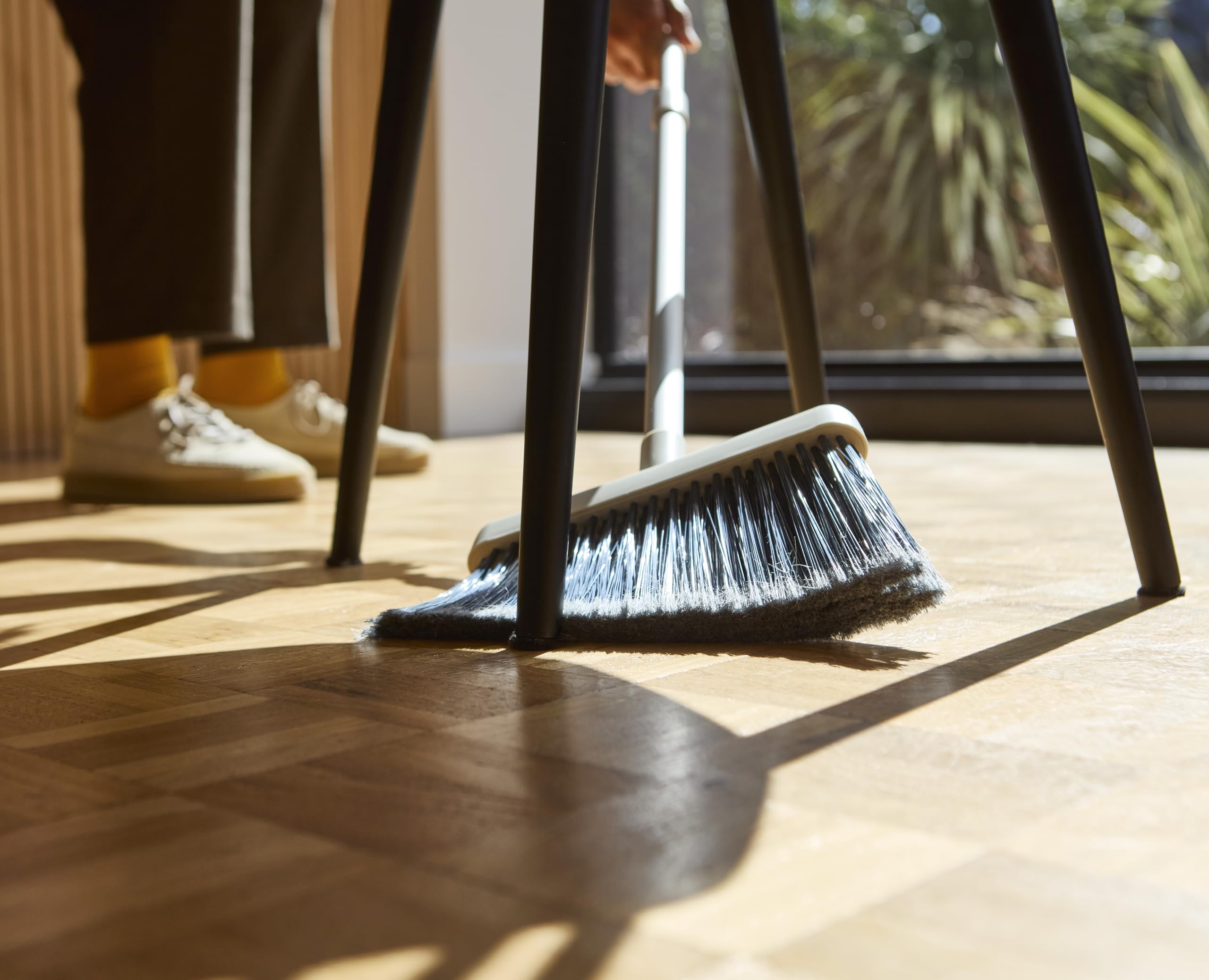 Joseph Joseph CleanTech Scopa a Parete con Manico Lungo Regolabile, con Custodia, Spazzola da Pavimento con Setole Morbide e Pettine