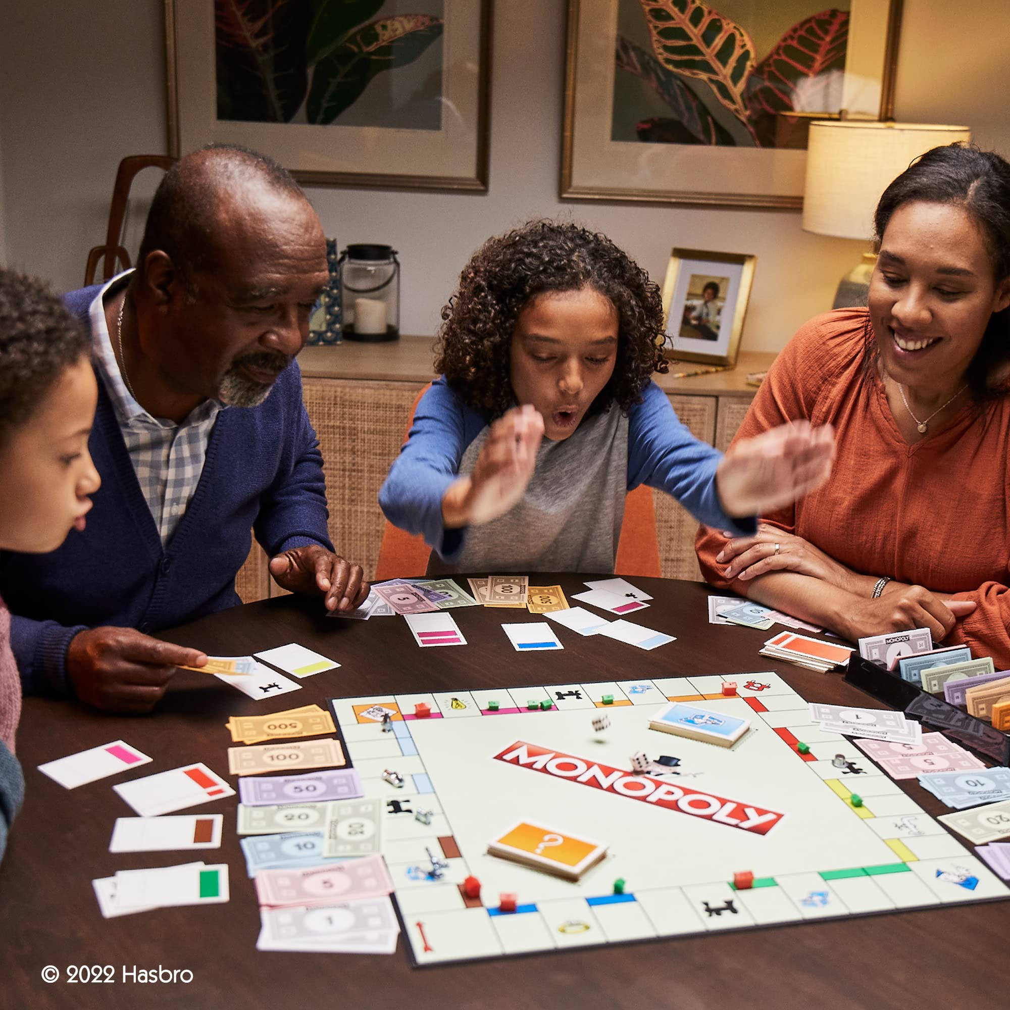 Hasbro Mein erstes Monopoly, Brettspiel für Kinder ab 4 Jahren, doppelseitiger Spielplan, Spielerisch Lernen mit der ganzen Familie