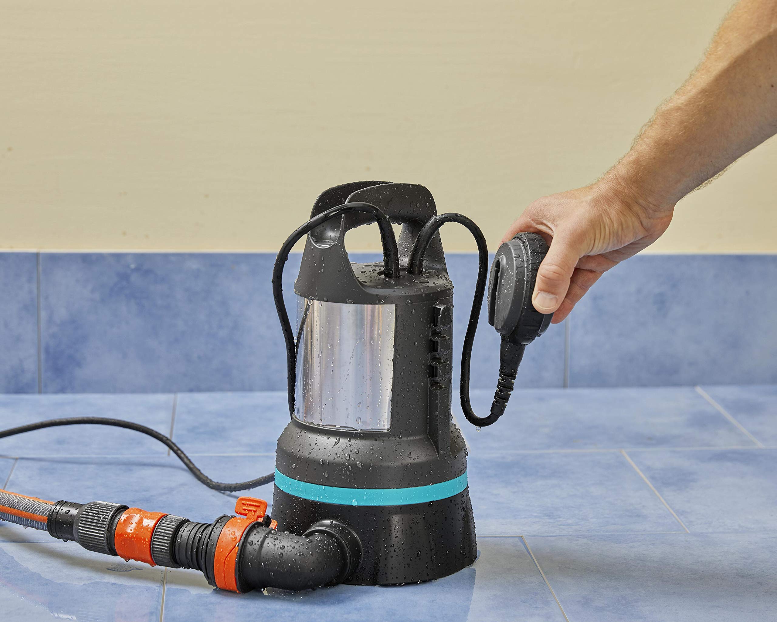 GARDENA Pompa sommersa acqua pulita 11000: pompa acqua pulita di portata 11000 l/h, interruttore flottante con funz. continuo, aspirazione piatta a 2 mm, sistema attacco rapido, 450 W (09032-20)