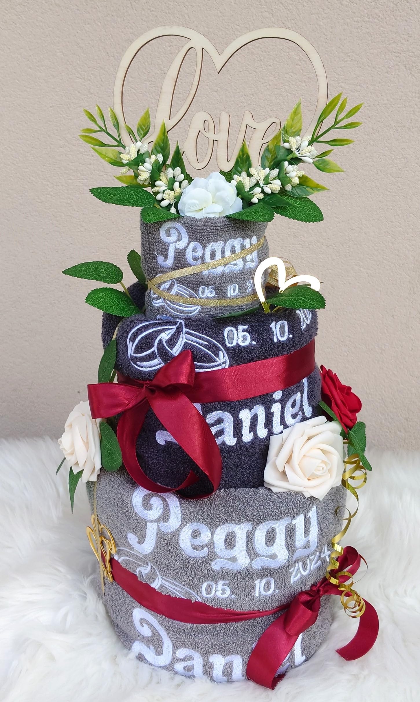 Handtuchtorte personalisiert Hochzeitsgeschenk mit Namen bestickt Brautpaar