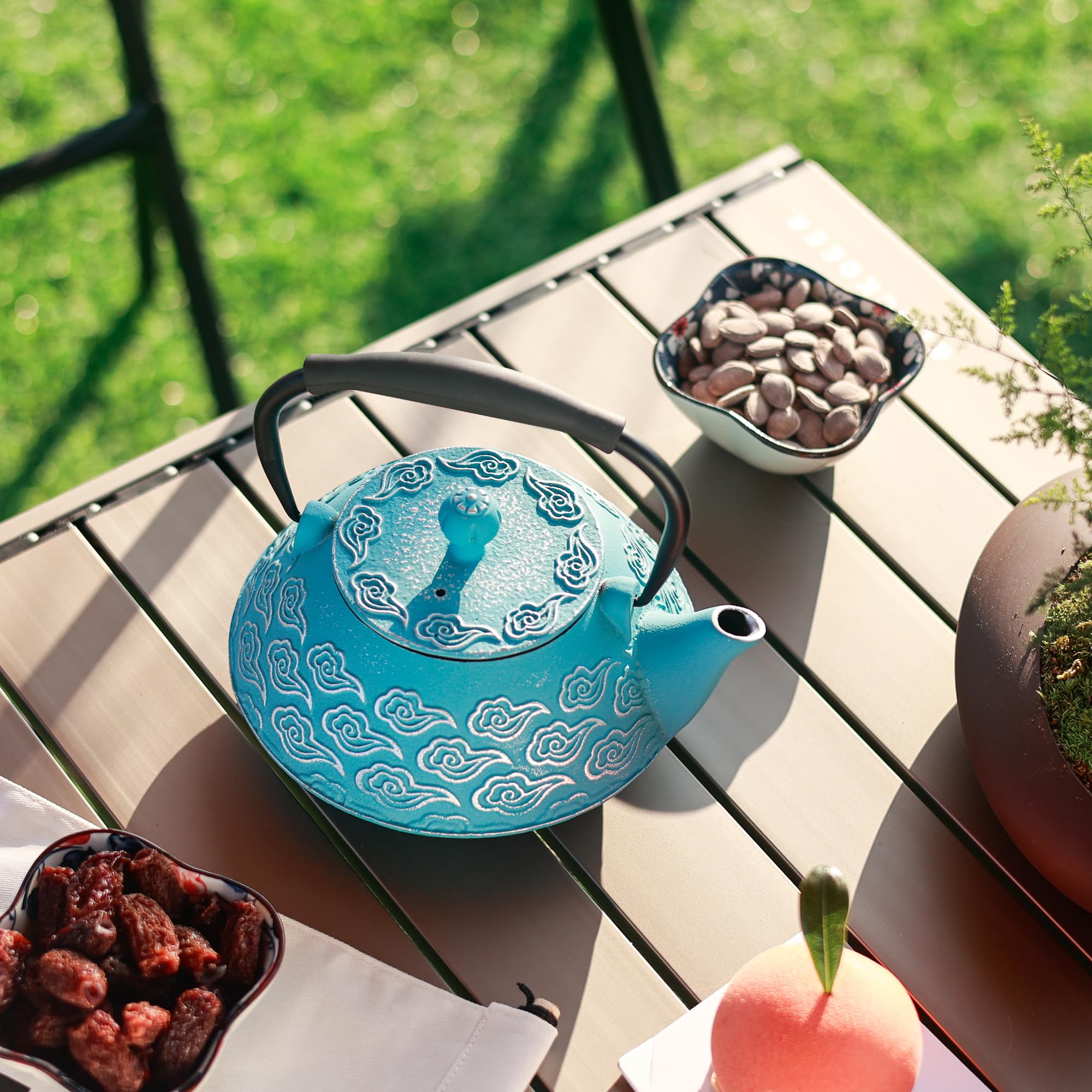 Théière japonaise en fonte avec infuseur pour feuilles mobiles, lavable sur la cuisinière, avec intérieur émaillé, motif nuages, 800 ml, bleu ciel