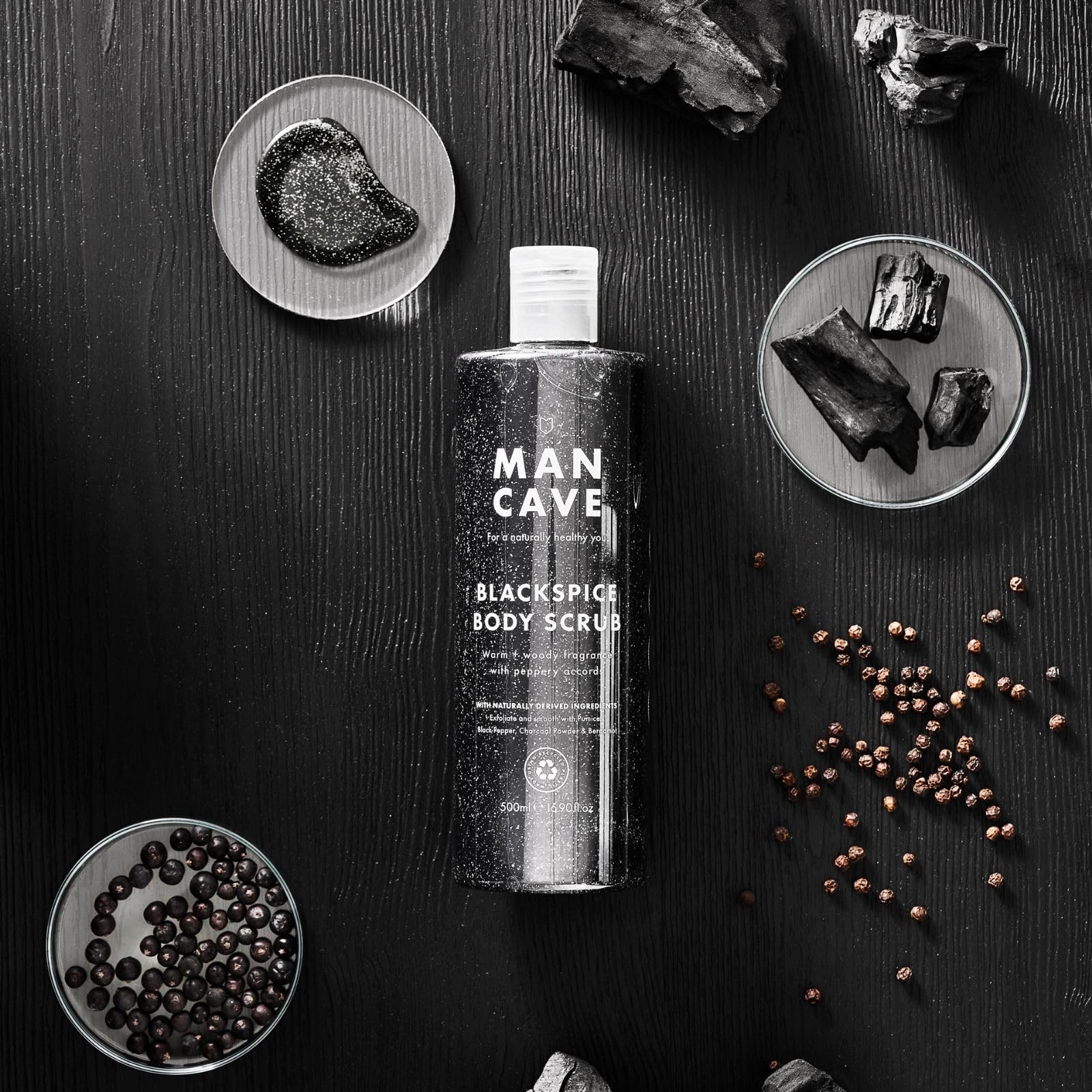 ManCave Blackspice Gommage corporel 500 ml pour homme, arôme chaud et boisé, exfolie et nettoie la peau avec poudre de pierre ponce et charbon de bois, formule naturelle, adapté aux végétaliens,