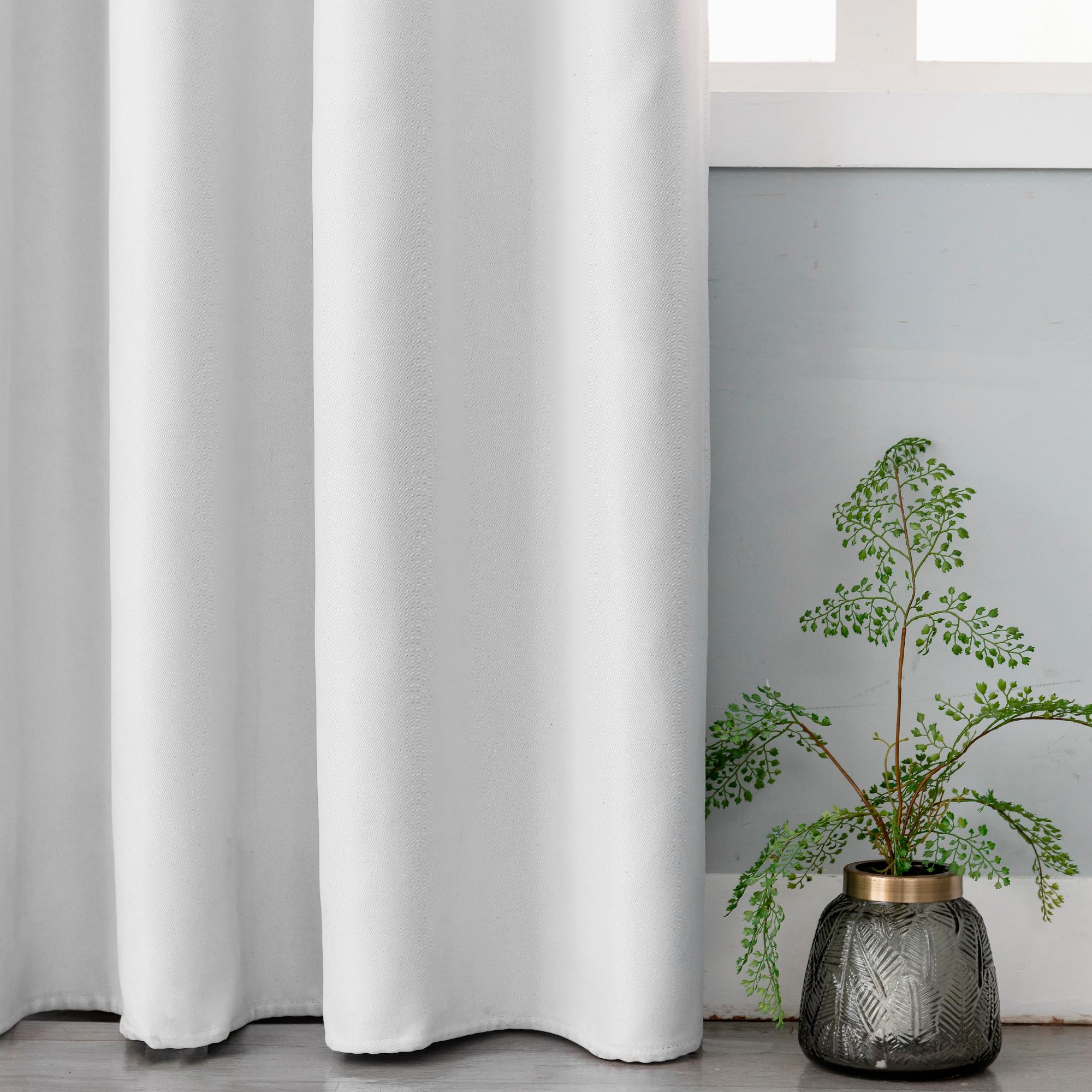 GIRASOLE HOME Paire de Rideaux Blancs Occultants Thermiques Doux, Couleur Unie, Rideau Isolant pour Salon, Chambre et Intérieur, 2 Panneaux avec Oeillets 140 x 238 cm
