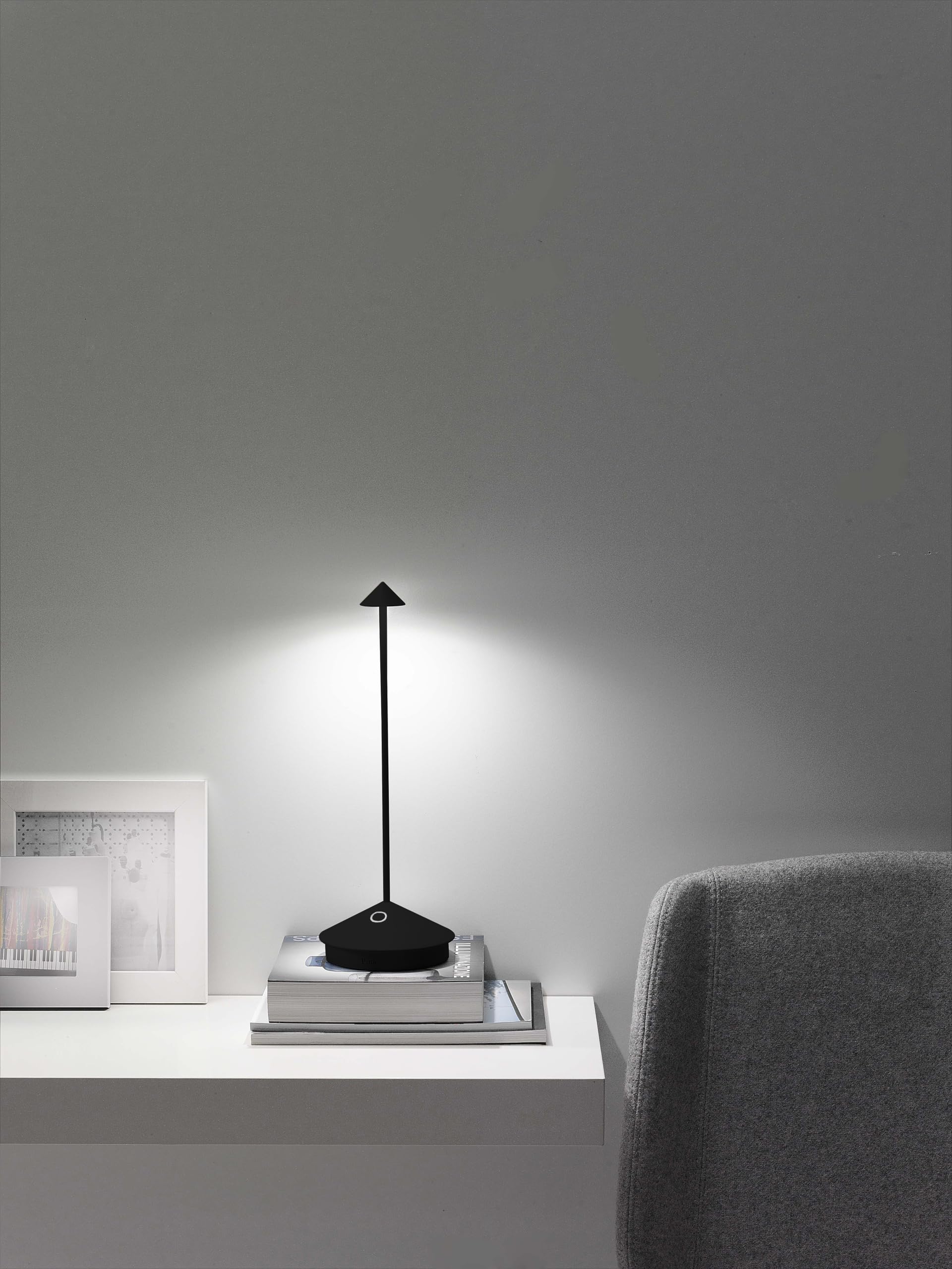 Zafferano, Pina Lampe, lampe de table rechargeable et sans fil avec contrôle tactile, adaptée pour l’intérieur et l’extérieur, variateur, 2200-3000 K, hauteur 29 cm, couleur bronze.