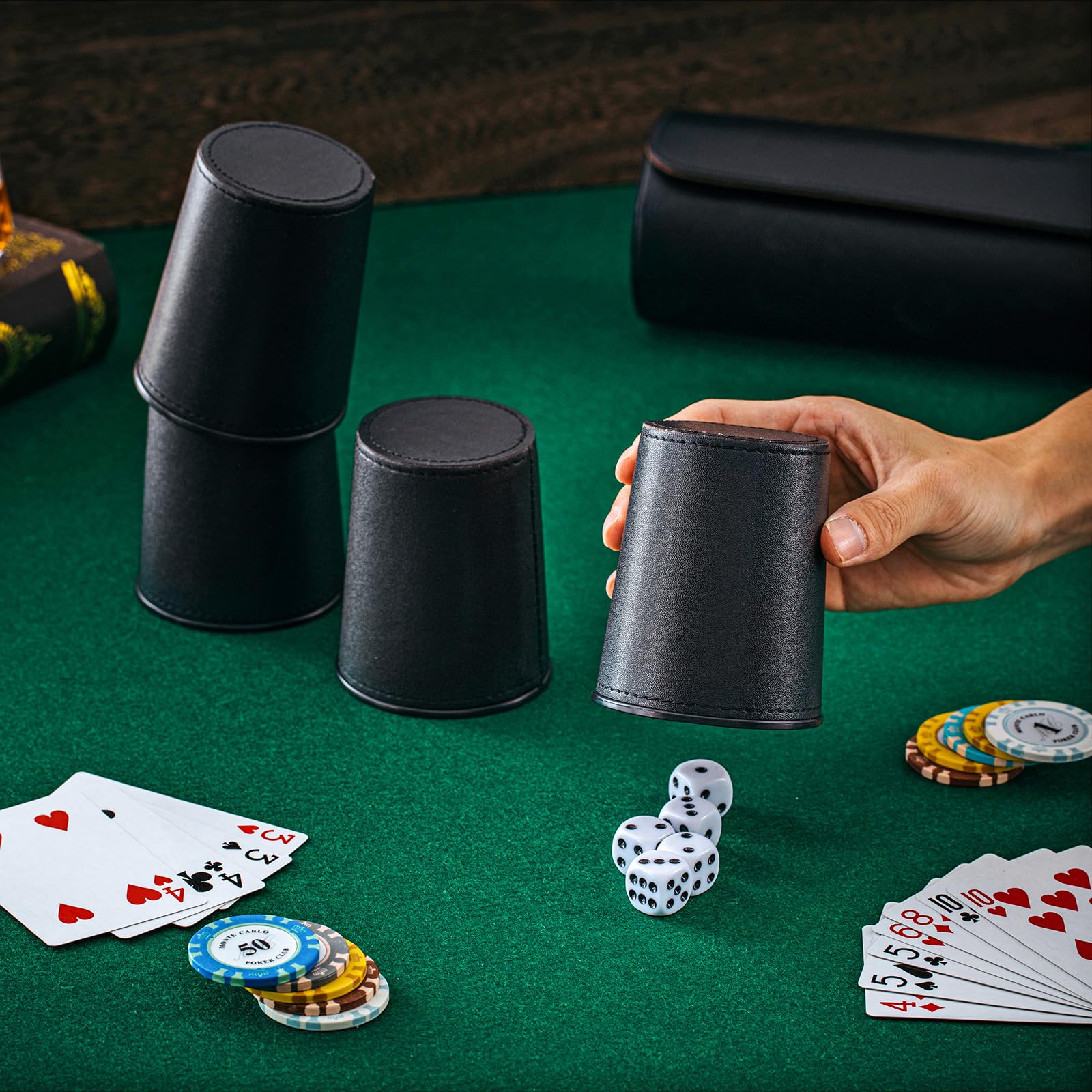 Liliful Lot de 2 tasses à dés en cuir noir comprenant 5 tasses à dés en cuir, 25 dés et 1 étui de rangement en cuir avec fermeture magnétique pour chaque ensemble, jeu de dés menteurs pour craps