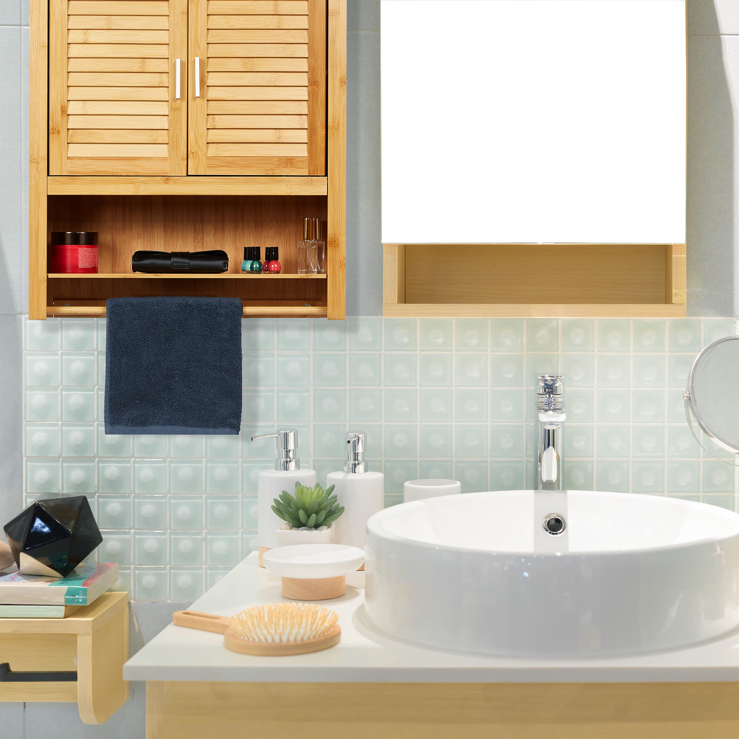 Relaxdays Pensile Bagno LAMELL, in Bambù, con Porta Asciugamani, 3 Ripiani, 2 Ante, Mobiletto, 66 x 62 x 20 cm, naturale