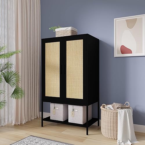 Gyger Armario con 2 puertas, armario de ratán para dormitorio con barra para colgar, armario independiente de madera con estantes, color negro