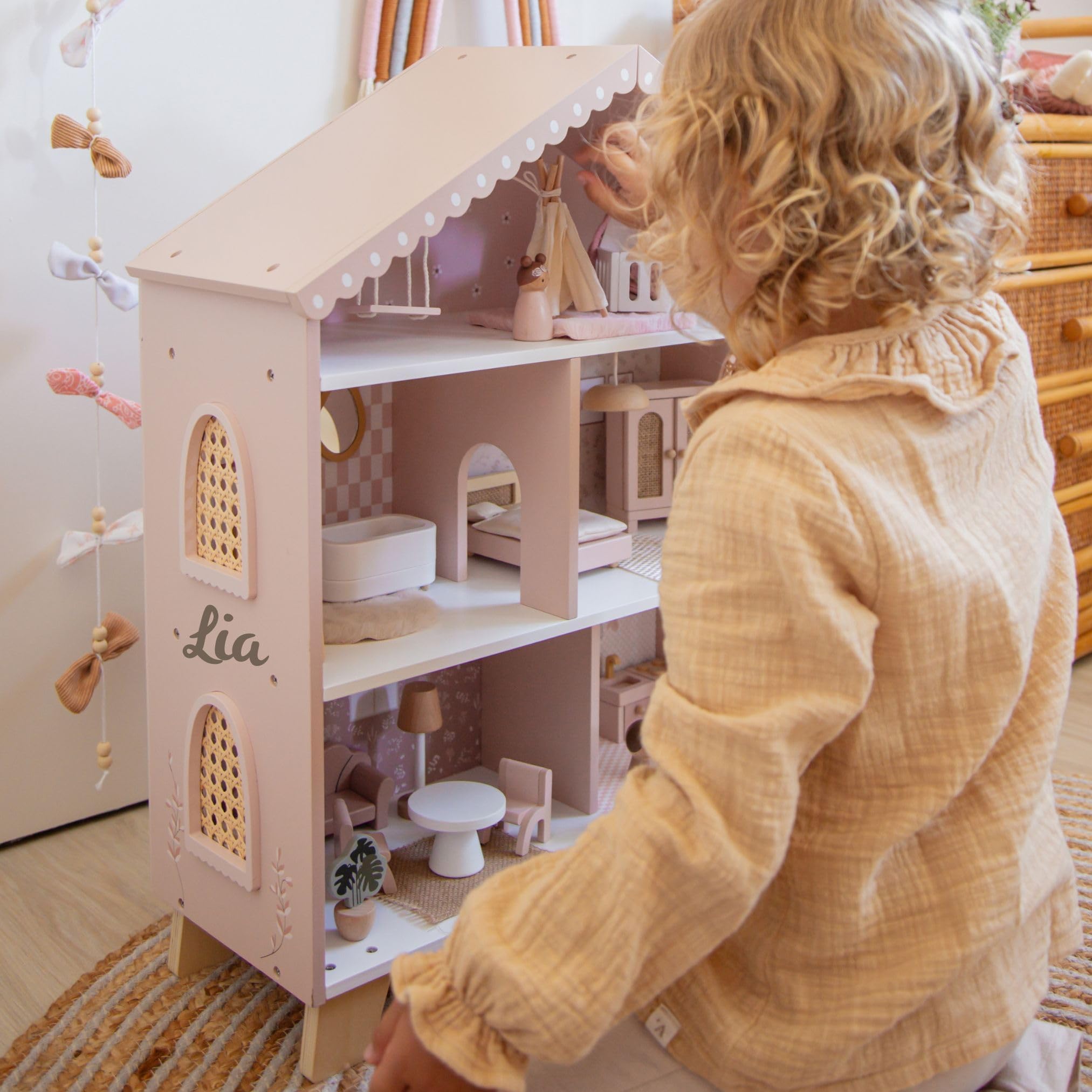 Personalizzabile Casa delle Bambole in Legno Rosa – Ispirata al metodo Montessori & Gioco di Ruolo – dai 3 Anni – Personalizzata con Nome – Label Label