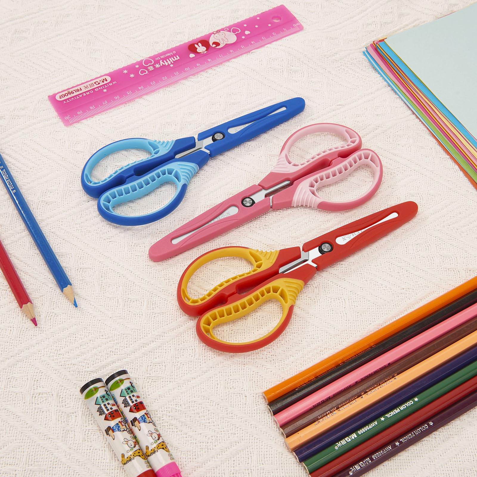 Kinderschere, 17,8 cm, spitze Spitze, rechts/links, mit Schutzhülle, weiche ABS-Griffe und Edelstahlklingen, ultra-langlebig für Klassenzimmer, Zuhause, Schule, täglichen Gebrauch (3er-Pack)
