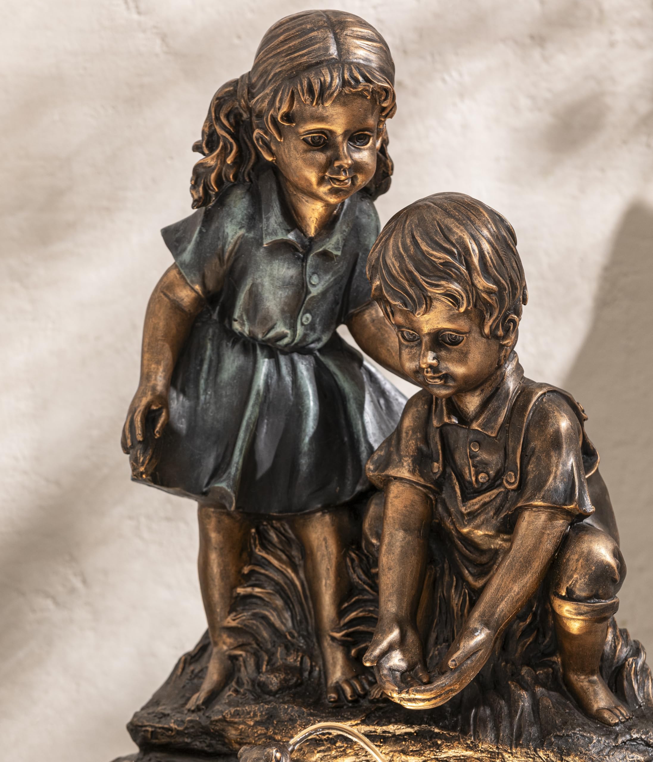 Dehner Gartenbrunnen Amici, Solarbrunnen frostbeständig, Brunnen für Außen, mit LED Beleuchtung, ca. 66 x 48 x 39 cm, Polyresin, Bronze