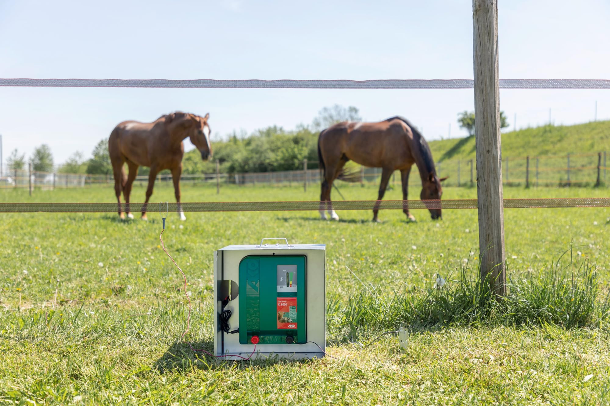 AKO Duo Power XI 8000 - Aparato para Valla de Pasto Expert, 12/230 V, Entrada 12.00 J, Voltaje máximo 11.200 V, para Vallas de hasta 50 km, Fabricado en Alemania
