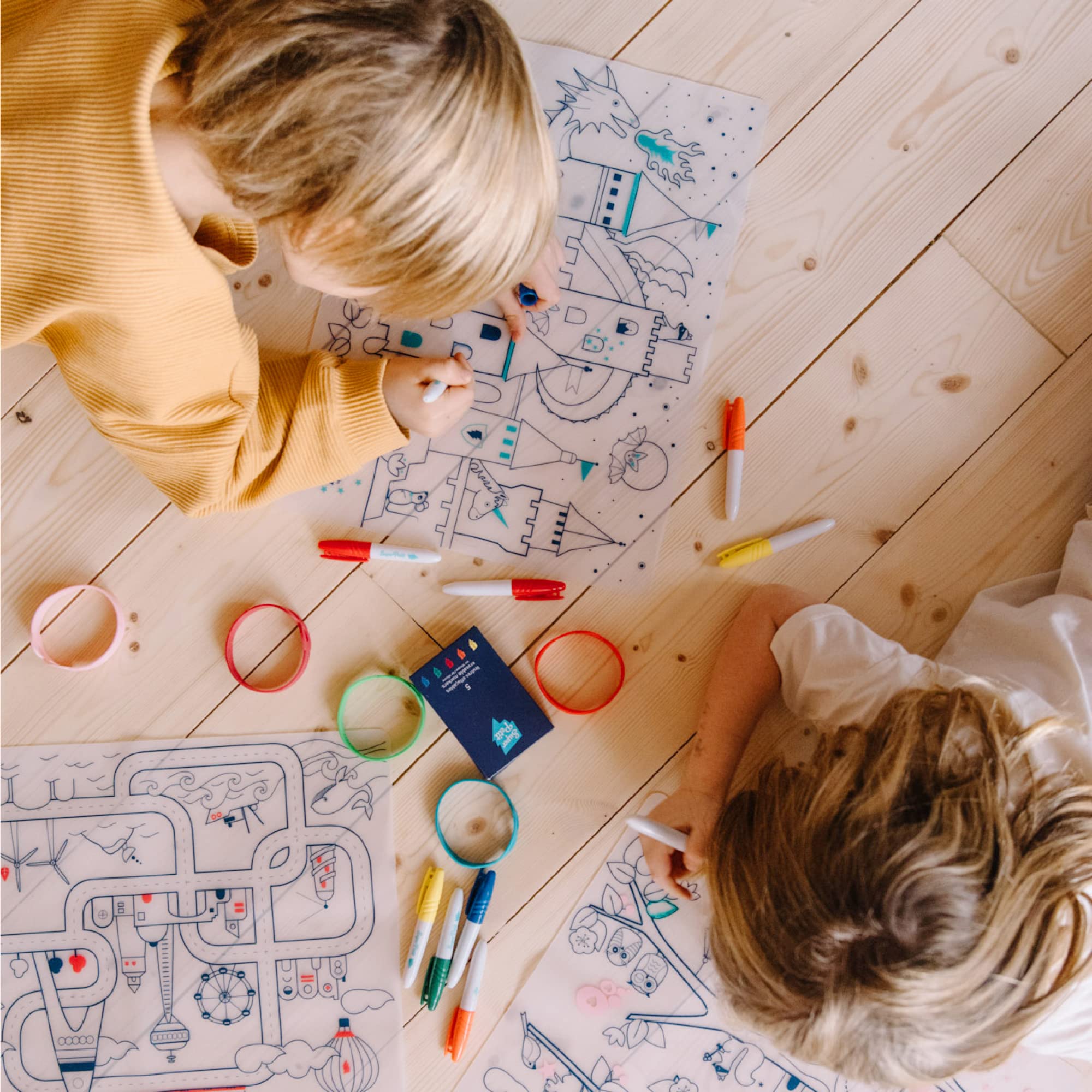 SUPER PETIT - Jeu éducatif - Set De Table éducatif - coloriage réutilisable - Arbre Magique - 5 Feutres Et Bracelet Fournis - Facile à Nettoyer - Réutilisable - Antibactérien - À Partir De 3 Ans