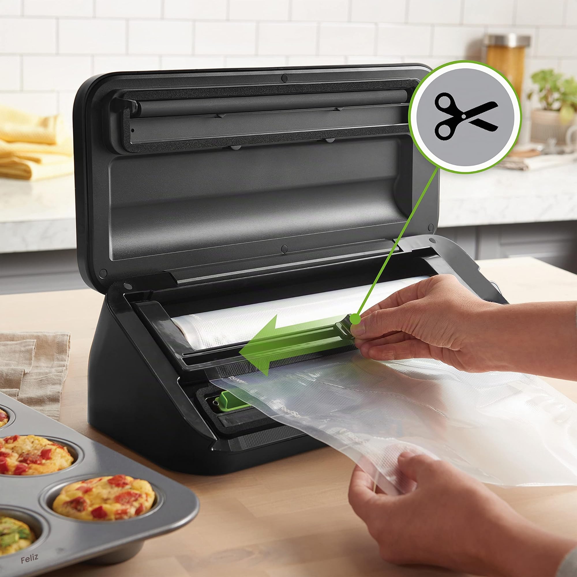 FoodSaver envasadora al vacío de alimentos con sellador manual y tubo | 1 rollo, 5 bolsas con cierre al vacío y 5 bolsas con cremallera | Color plata con detalles negros [VS2190X]