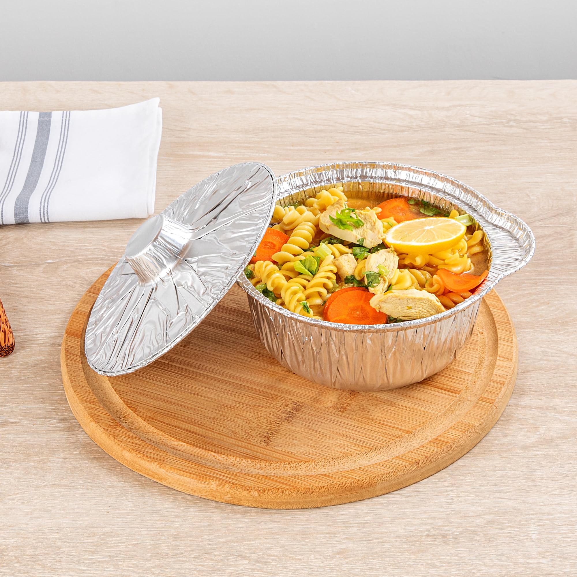 Restaurantware Foil Lux - Sartenes y tapas de 34 onzas, 10 ollas desechables con tapas, listas para horno, compatibles con estufas, bandejas de aluminio para hornear, congelables, para acampar al aire