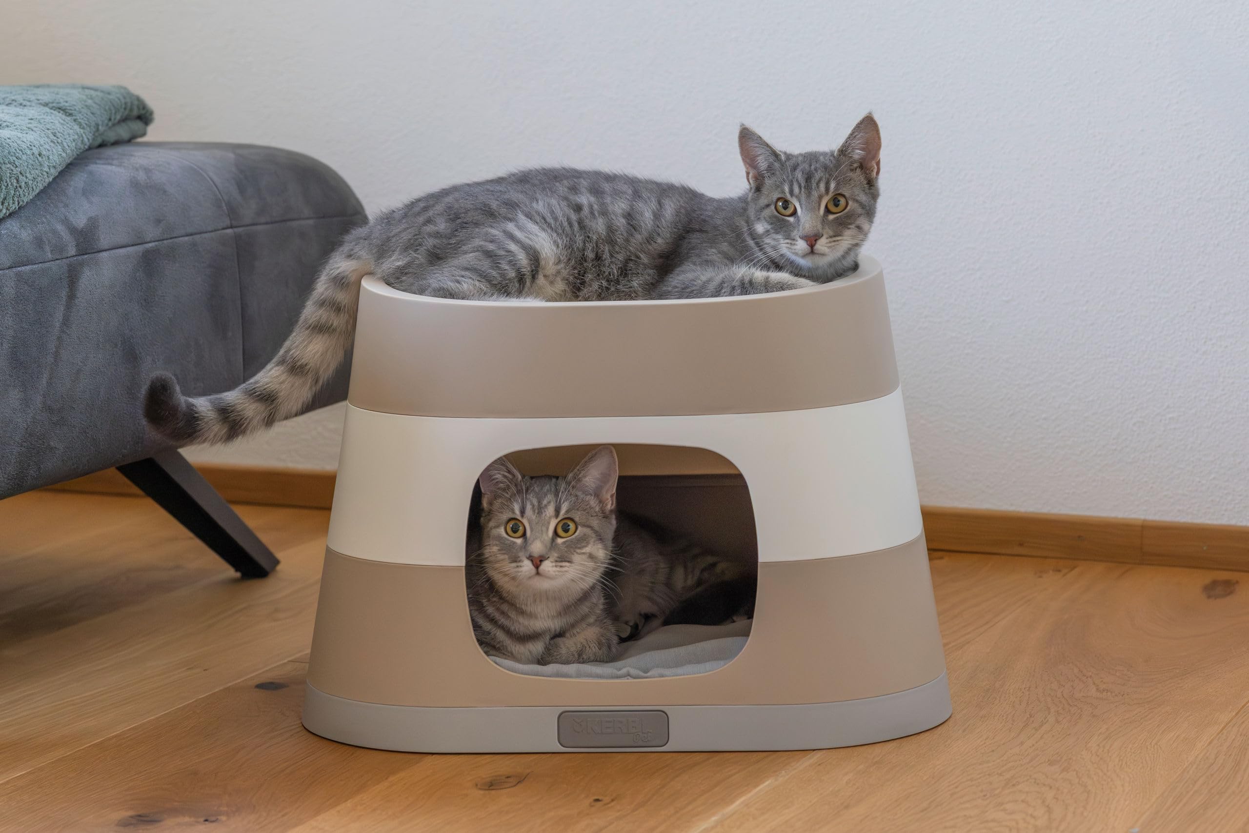 Kerbl Pet Katzenhöhle Bianca mit Liegekissen | Taupe/Weiß/Grau, 58 × 38 × 35 cm, robustes Polypropylen, Stecksystem, rutschfeste Füße und Liegekissen
