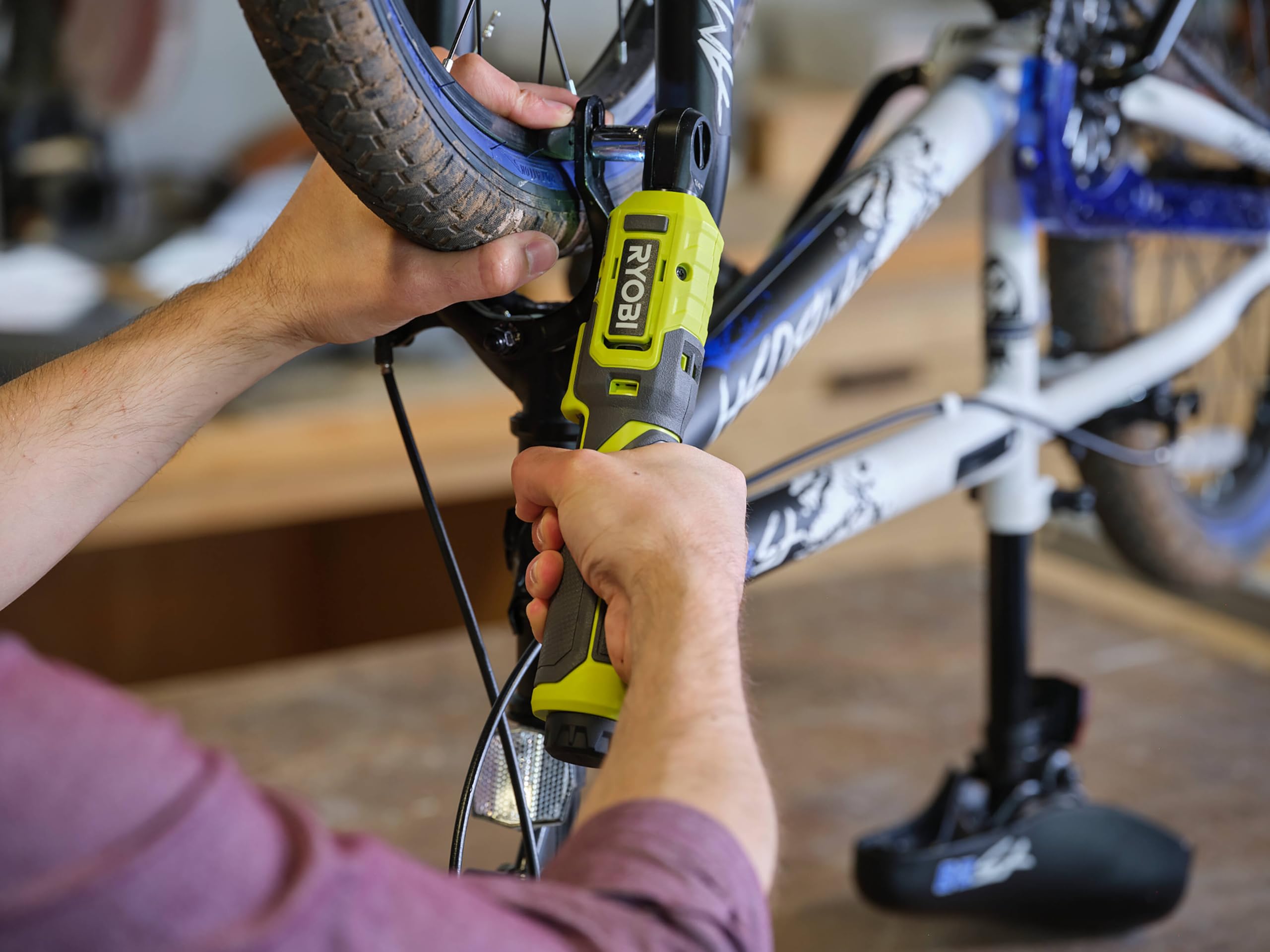 RYOBI - Clé à cliquet 4V USB Lithium - emmanchement carré 1/4’’ - 8 Nm - Livrée avec son câble USB-C & 1 batterie 4V 2,0 Ah USB Lithium - RR14W4-120G