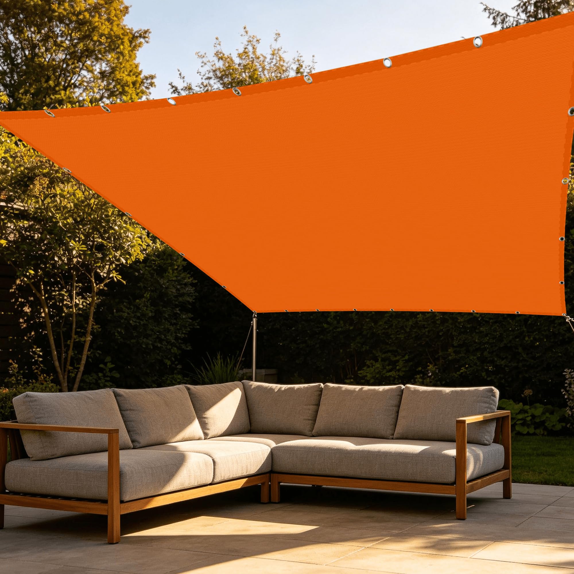 Voile d'ombrage extérieur étanche orange pour aménager un coin repas sur la terrasse