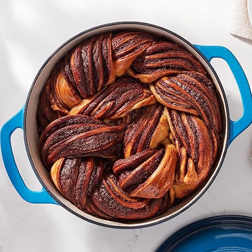 Vista 11 de Horno holandés cubierto de hierro fundido esmaltado Yaxa Basics, 6 cuartos de galón, color azul marino.