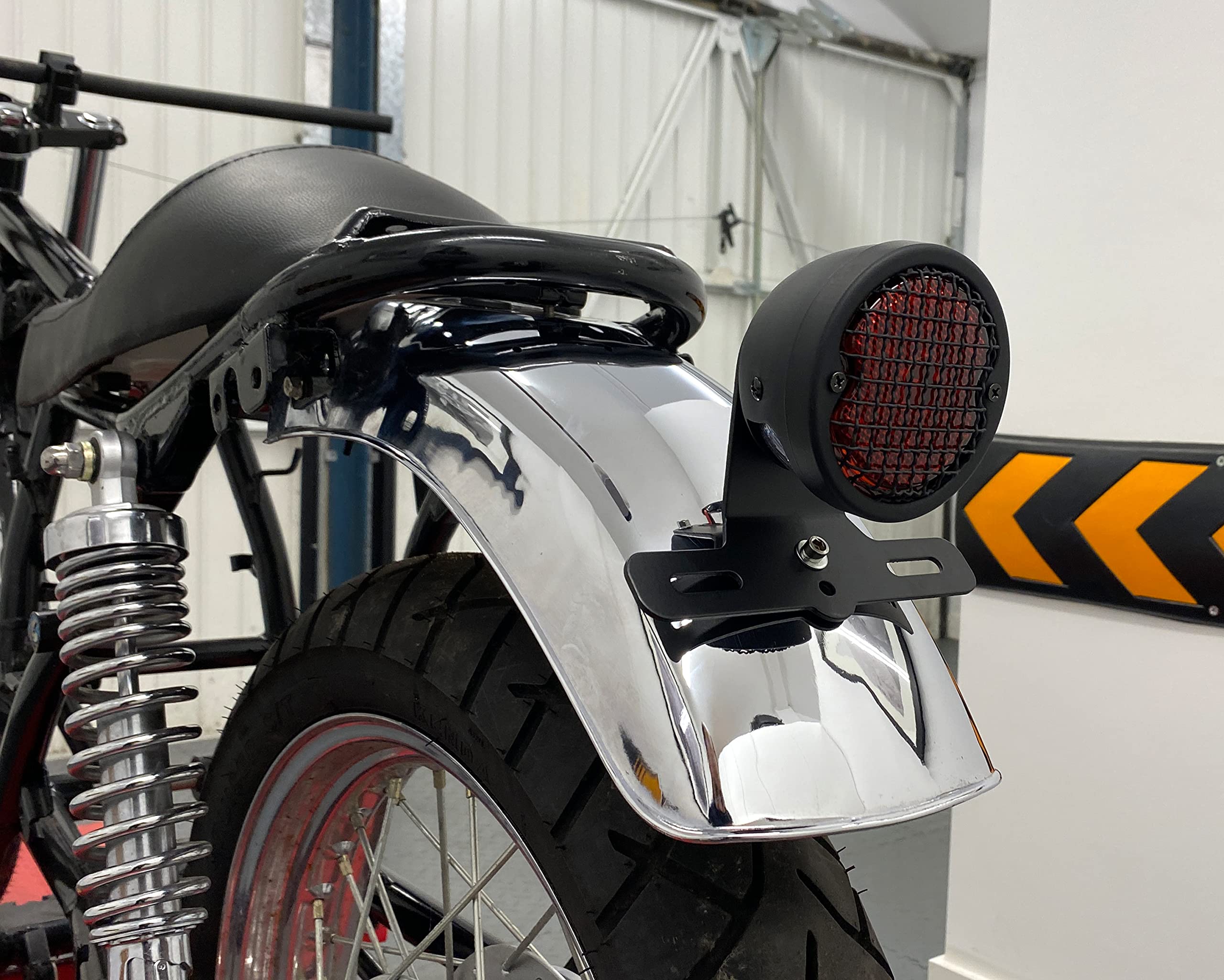 Alchemy Parts Feu stop arrière à LED vintage avec grille en maille rétro et support de plaque d'immatriculation | Idéal pour les cafés coureurs, choppers et vélos personnalisés | LED 12 V (noir)