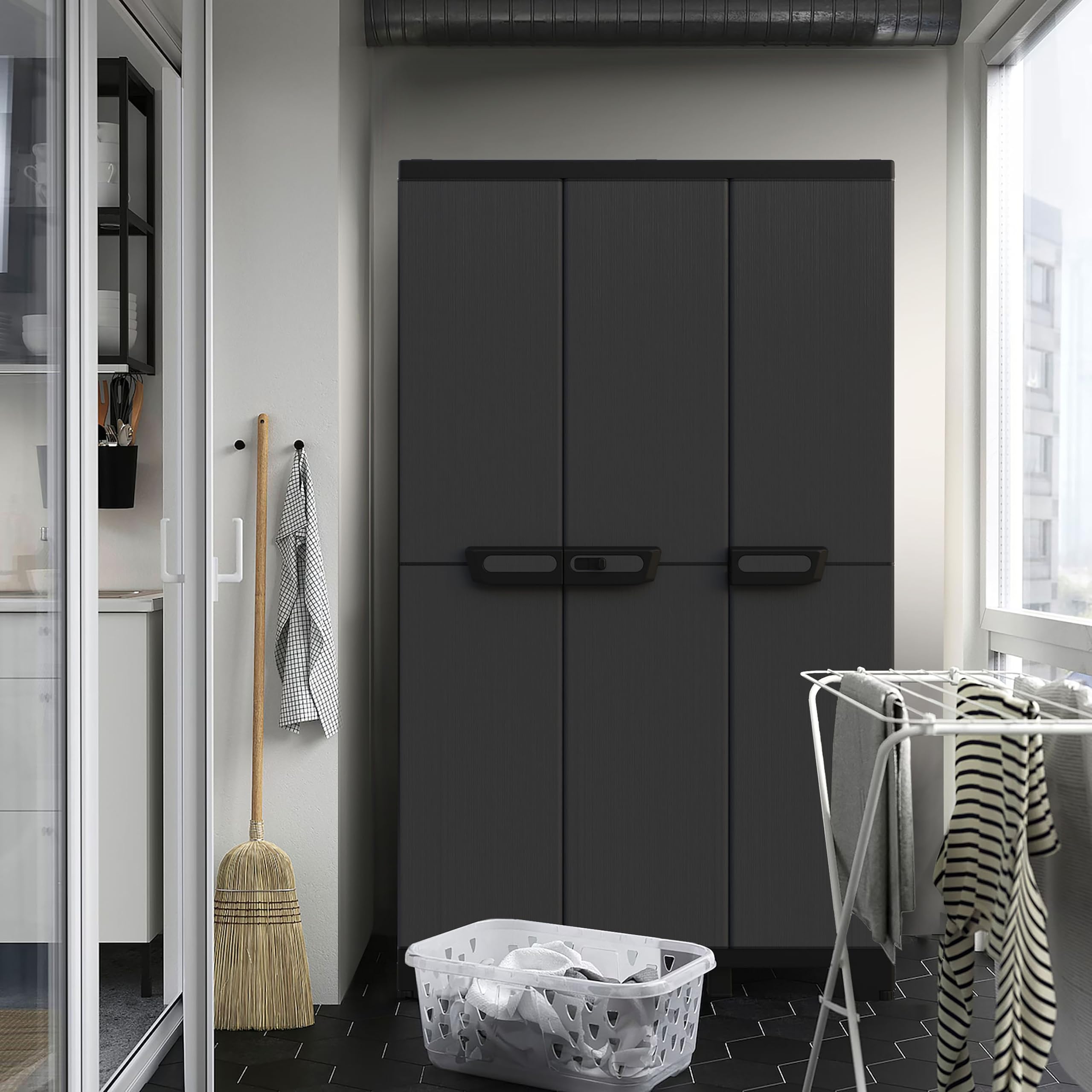 Terry - Ardesia 102A, Besenschrank mit 3 Türen, vertikaler Trennwand, 3 verstellbaren Regalböden, Steinoptik-Finish, für überdachten Innen- und Außenbereich, 102x39x172 cm