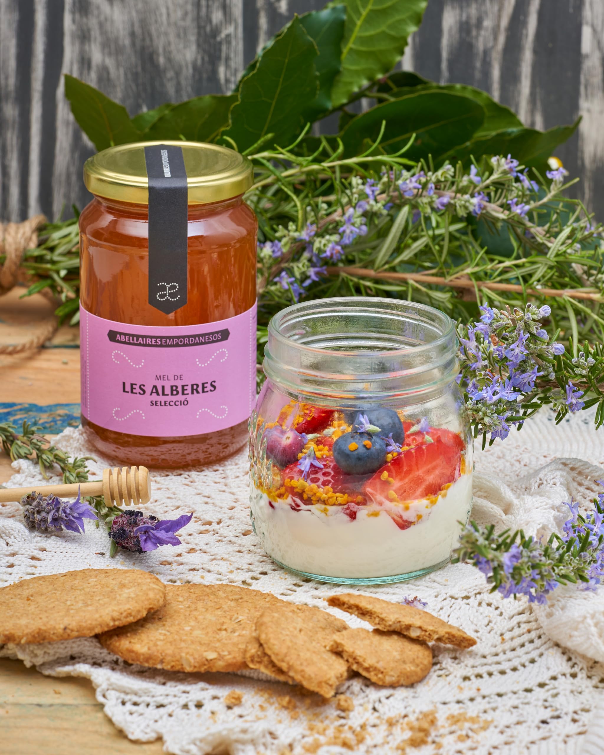 Miel pura de abeja Paraje Natural les Alberes. Origen Alt Empordà, Cataluña, España. 100% natural, artesana y sin pasteurizar. Miel directa del apicultor. (Tarro cristal 1000 gr.)