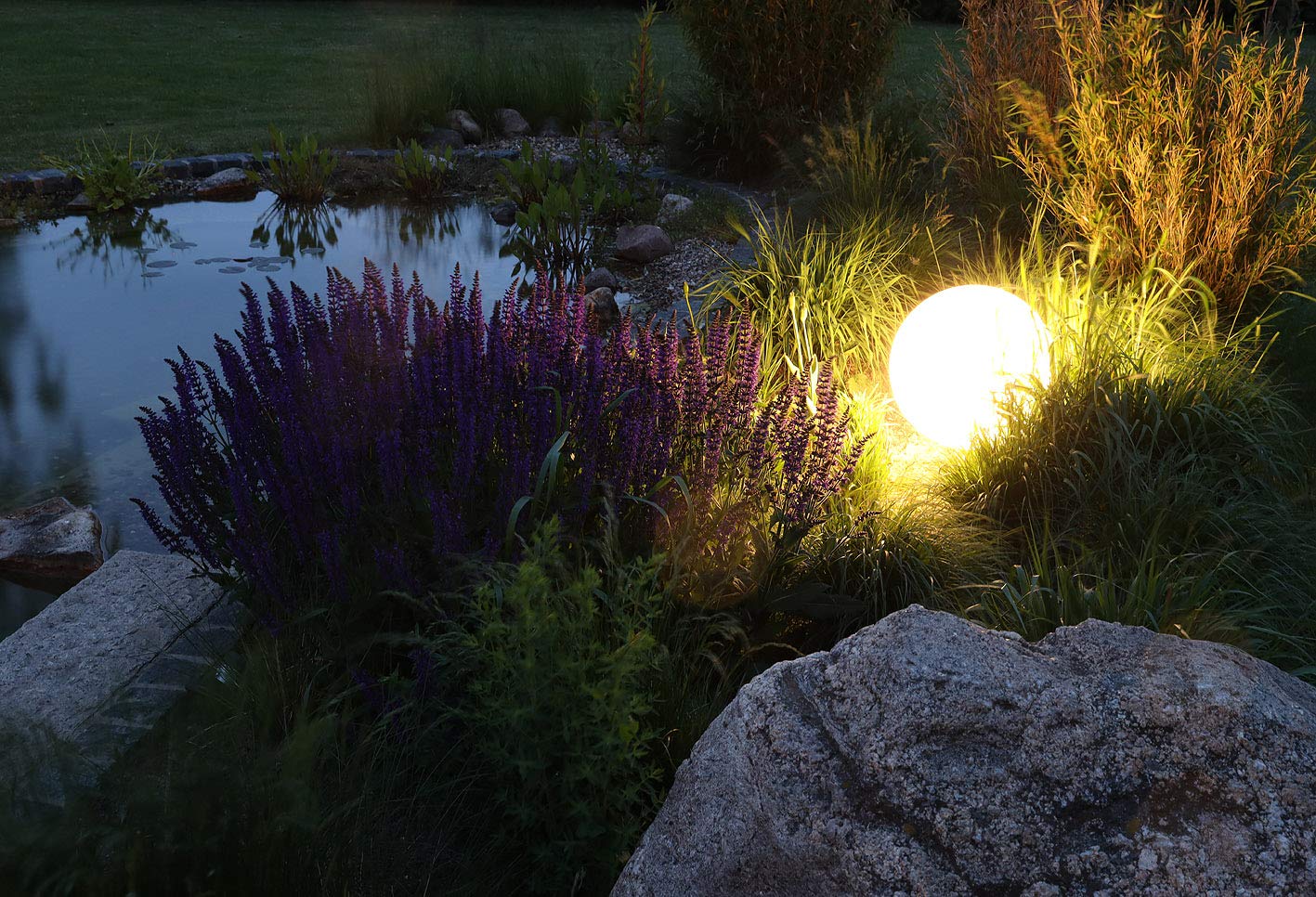 Ogrodowa lampa w kszta?cie kuli, 30 cm, z ostrzem do wbijania w ziemi?, IP44, kabel 1,5 m, oprawka E27, odporna na warunki atmosferyczne, wysokie i niskie temperatury