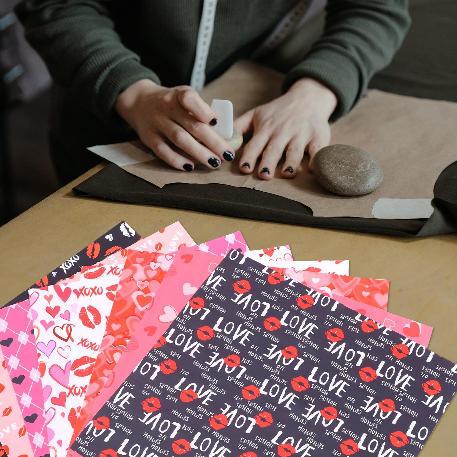 Tela Patchwork de Algodón para Manualidades Estampado de Corazones, 8 Piezas 50x50 Cm, DIY para Costura y Acolchado, Decoración San Valentín para Aficionados al Bricolaje