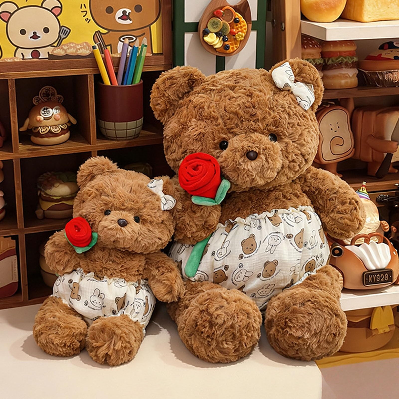 Peluche de peluche marrón rizado, sosteniendo una rosa roja con lazo y pantalones cortos de dibujos animados, regalo romántico de decoración de felpa for todos los amantes de la felpa(90cm/35in)