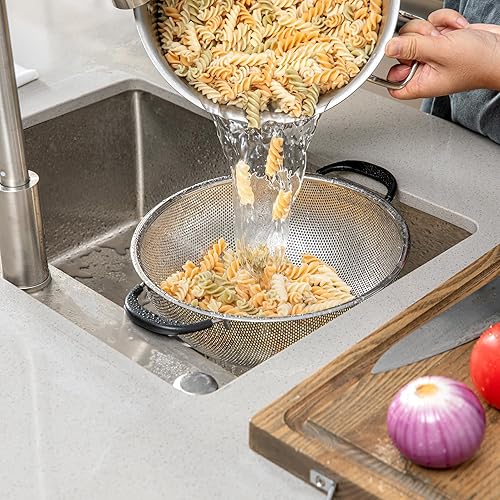 Miniatura 5 de Restaurantware Colador de malla de acero inoxidable de 5 cuartos de galón apto para lavavajillas con asas de agarre suave, cesta coladora de cocina
