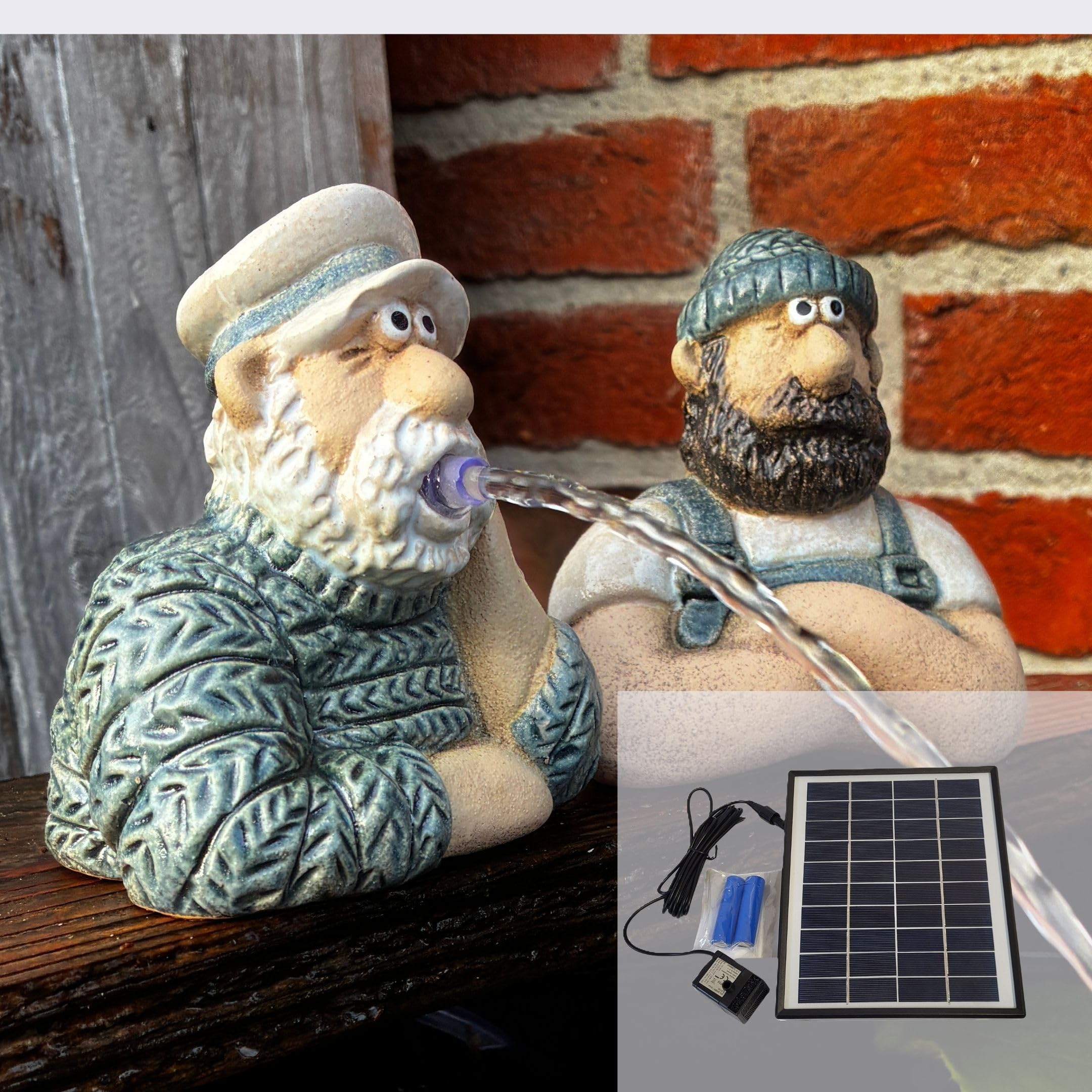 Storm's Gartenzaubereien Solar Wasserspeier Seemann Set mit Akku - 2er Set Matrosen Figuren in Strick-Optik - Maritimes Wasserspiel Garten/Balkon/Miniteich - 6.5W Modul mit 4-5h Laufzeit - 3m Kabel