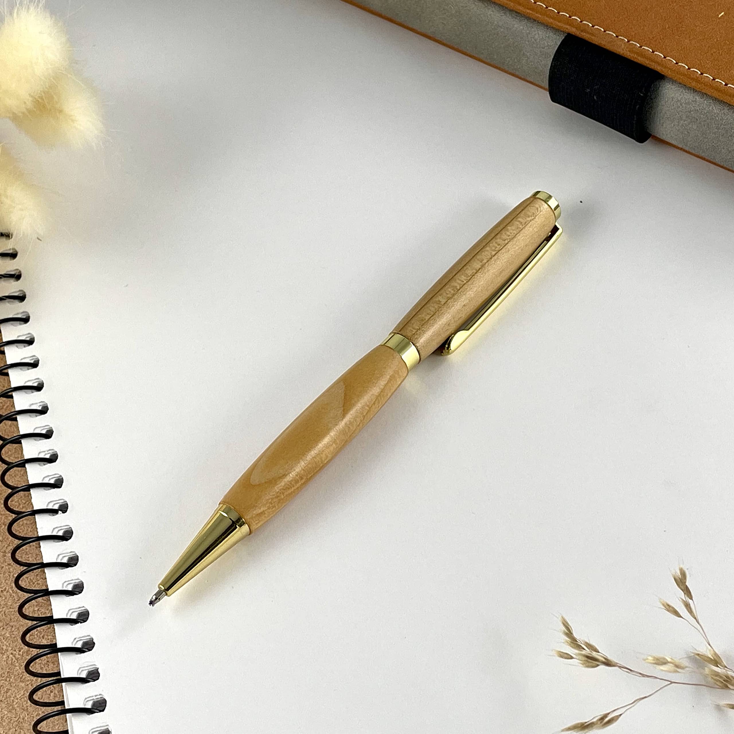 Stylo bille artisanal bois de Cèdre Français fait main en France – Gravure personnalisable – Coffret métal – Cadeau