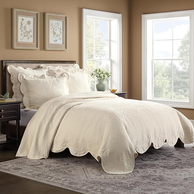 Charleston Estate Modern Farmhouse Floral Matelasse Bedspread with Scalloped Edges, 100% Cotton Breathable Bedding, Full/Queen, Ivory Floral
