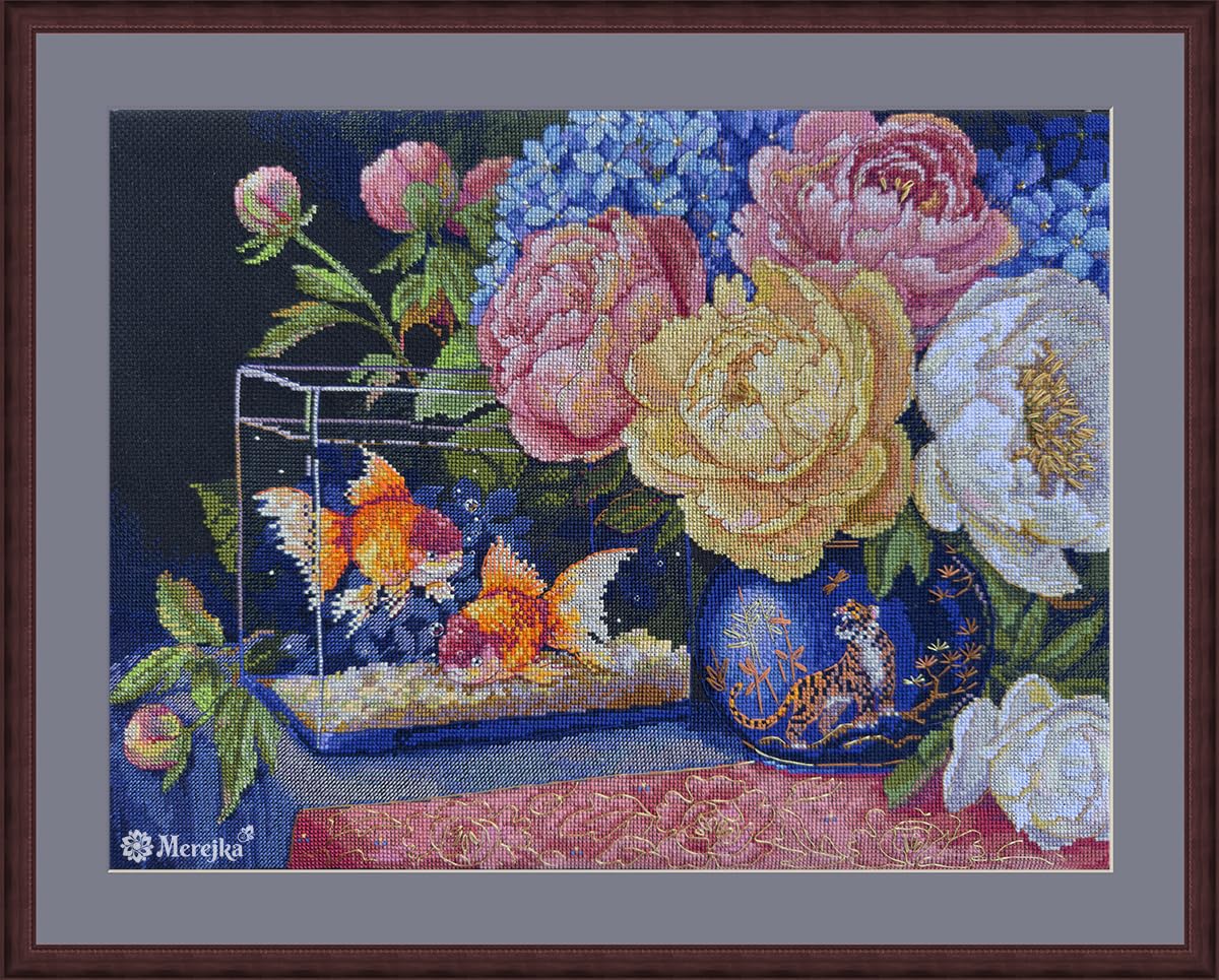 Merejka Zestaw do haftu krzyżykowego Silent Dialogue K-282 — orientalne piwonie martwa natura, złota rybka i wazon tygrysa, Zweigart Black Aida 16, DMC 41 kolorów, 30 x 38,5 cm