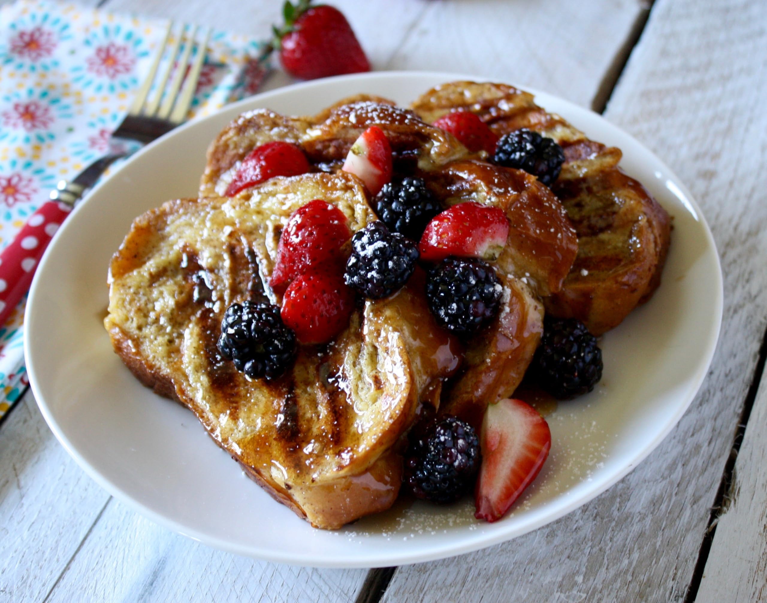 De'Longhi CTLAP2203.W Tostapane con Pinze, Controllo Progressivo del Grado di Tostatura, Indicatori Luminosi, Cassetto Raccoglibriciole, Piedini Antiscivolo, Potenza 550 Watt, Plastica, Bianco