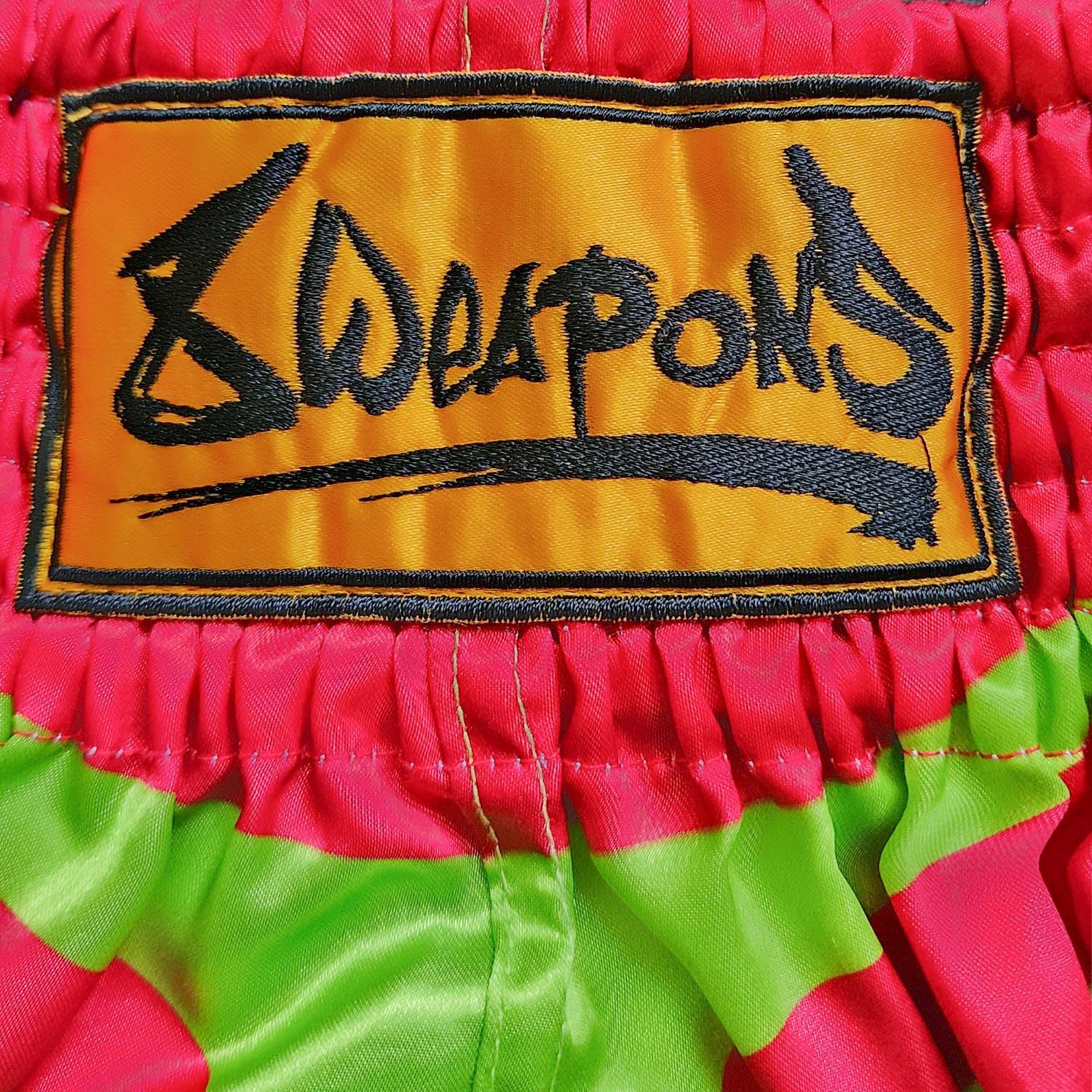 8 WEAPONS Muay Thai Shorts Jurassic, Grün-Rot, Kickboxhose für Training & Wettkampf, Thaibox Shorts Polyester, Atmungsaktiv, Langlebig, Kampfsporthose für MMA, K1, Boxen, Thai Boxen