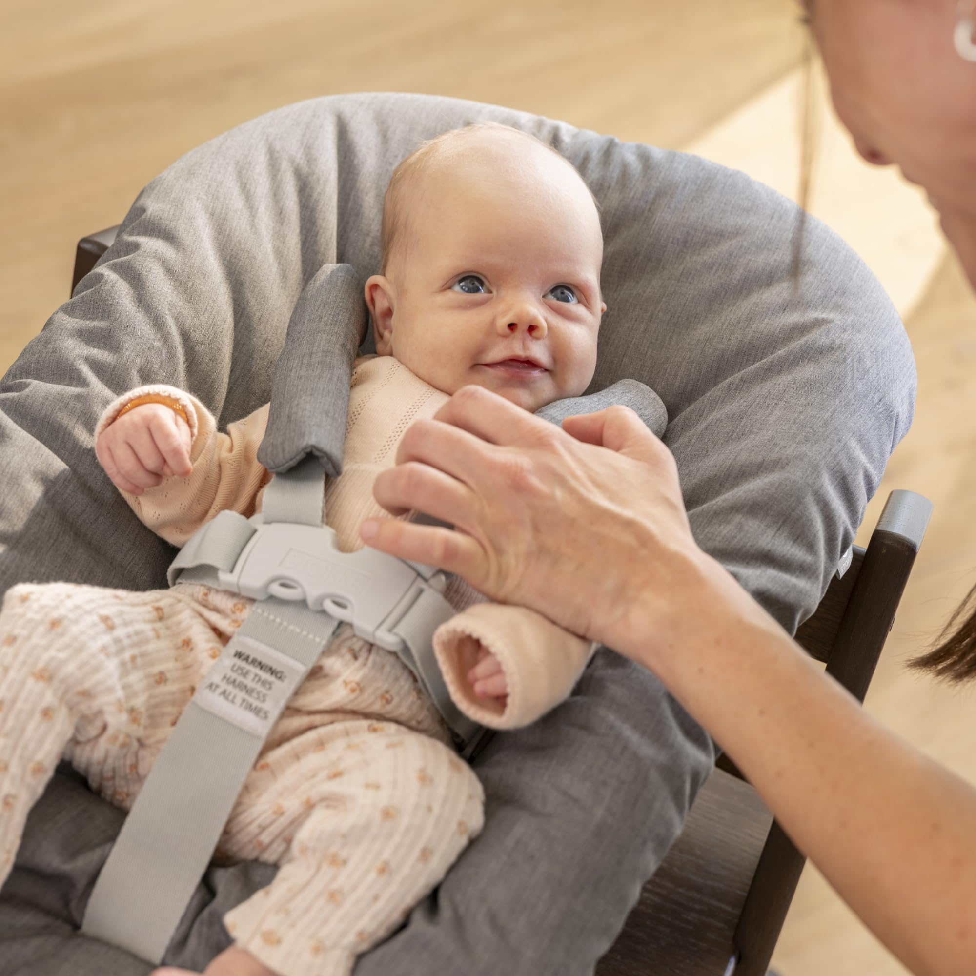 Sedia Tripp Trapp di Stokke (Vanilla White) con Newborn Set (Grey) - Per neonati fino a 9 kg - Confortevole, sicuro e facile da usare