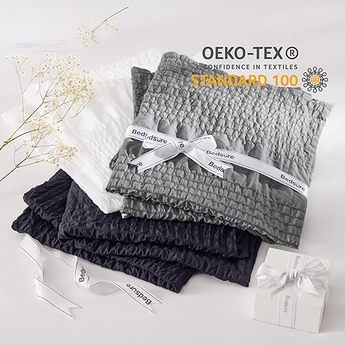 Miniatura 7 de Bedsure Juego de cama King en una bolsa, juego de edredón tamaño King de 7 piezas, juego de ropa de cama de sirsaca a rayas, edredón alternativo